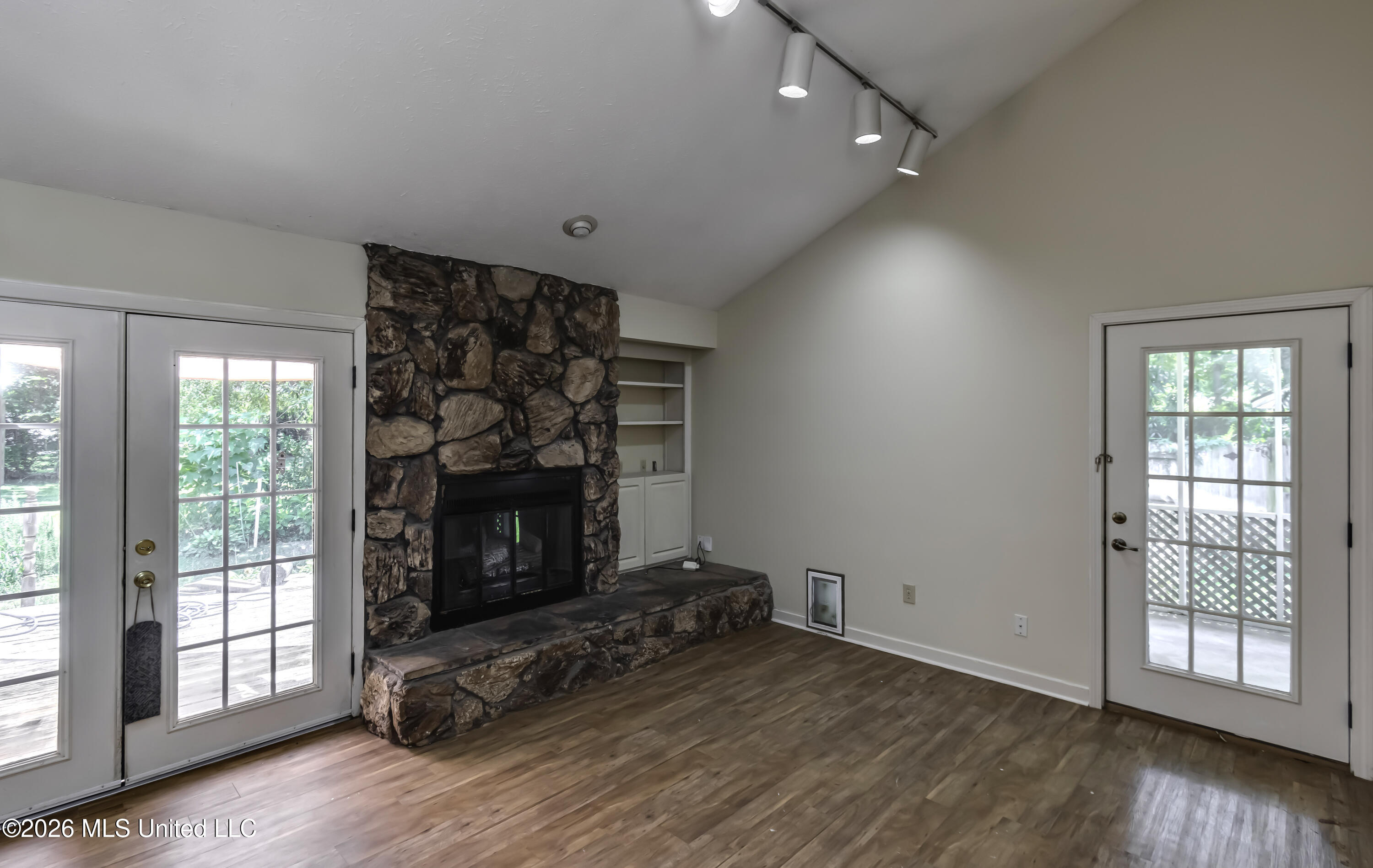 1116 Benbrook Drive Property Photo 18
