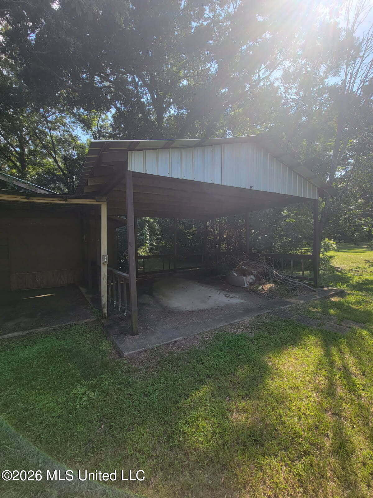 440 E Chickasaw Street Property Photo 2