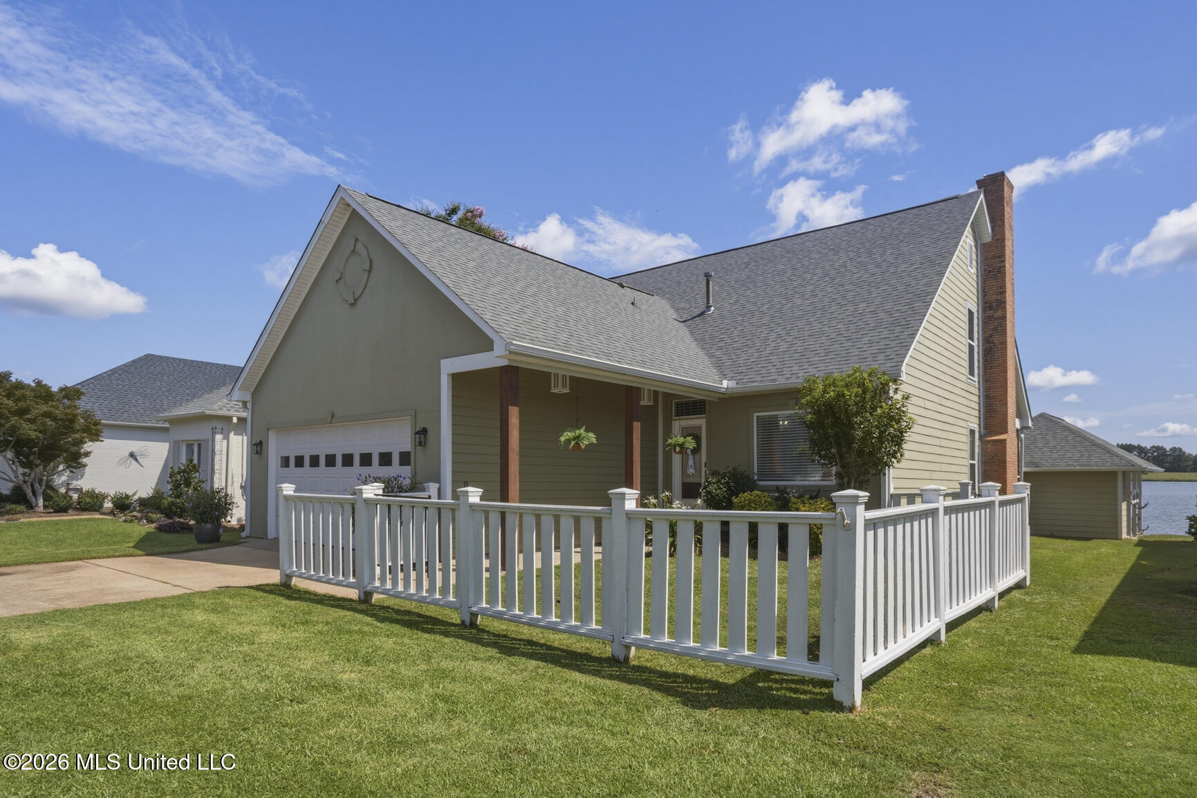 128 Bridge Water Drive Property Photo 1