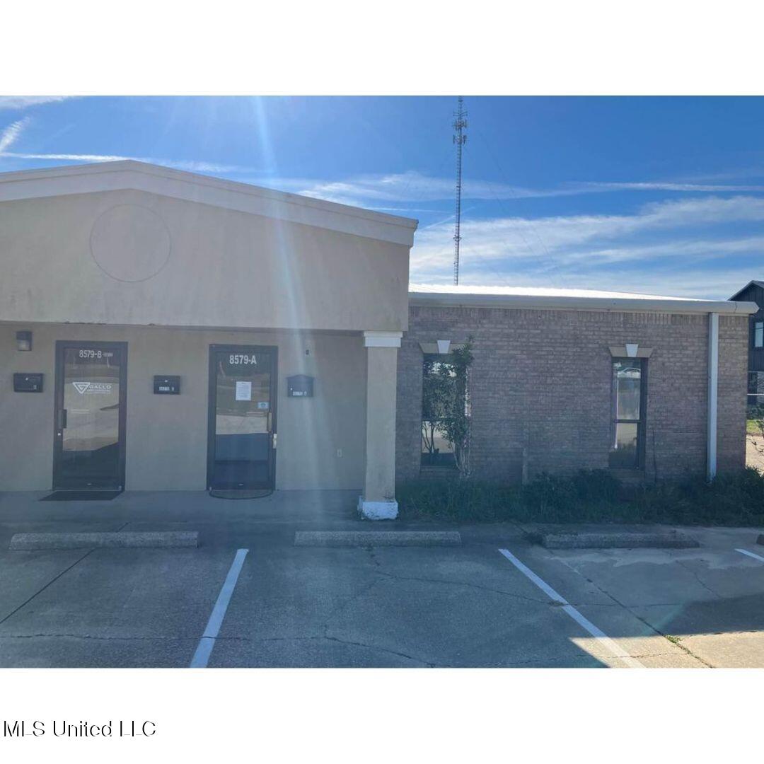 8579 W Oaklawn Road Property Photo 1