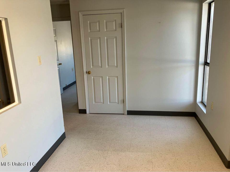 8579 W Oaklawn Road Property Photo 9
