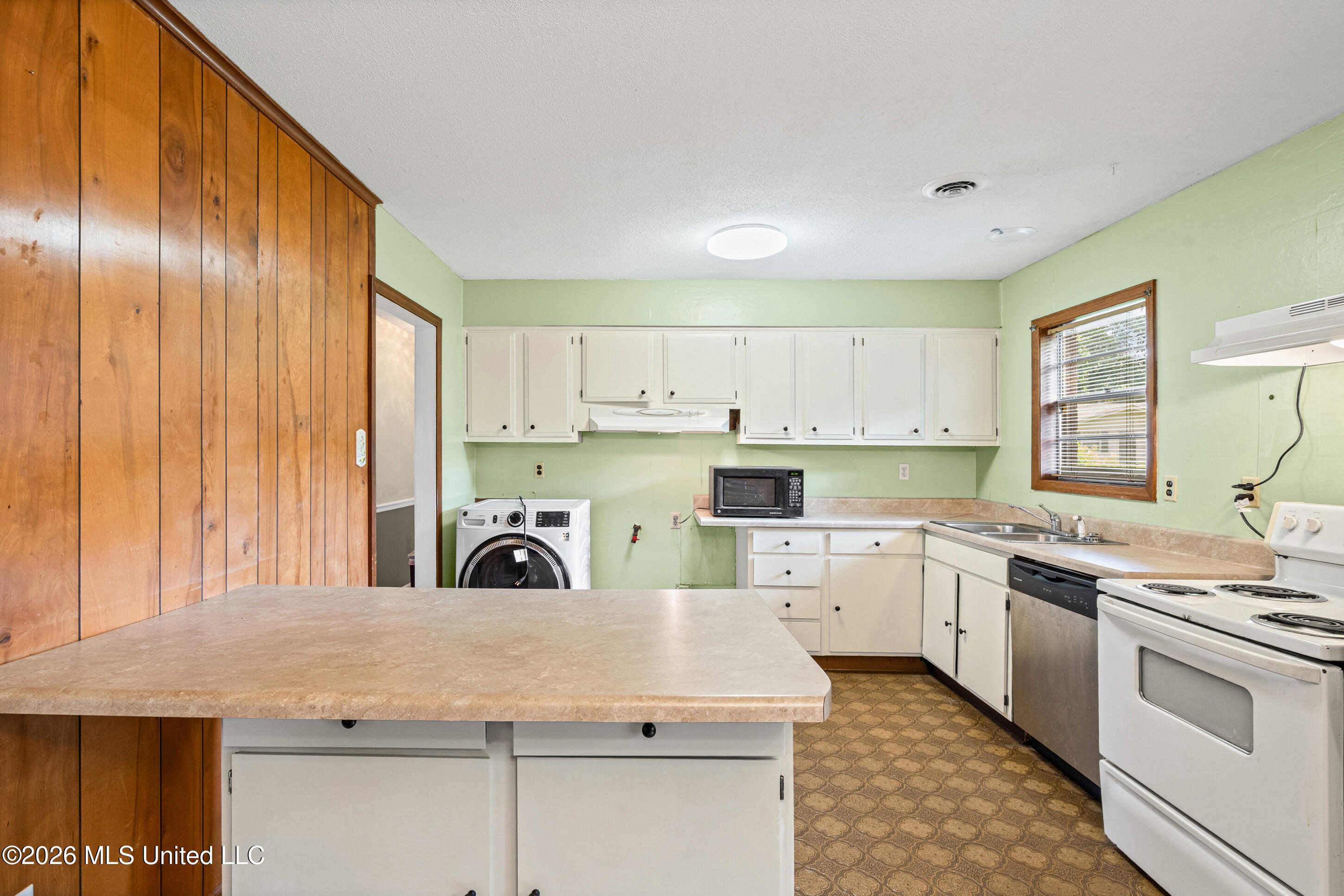 7792 Charleston Drive Property Photo 3