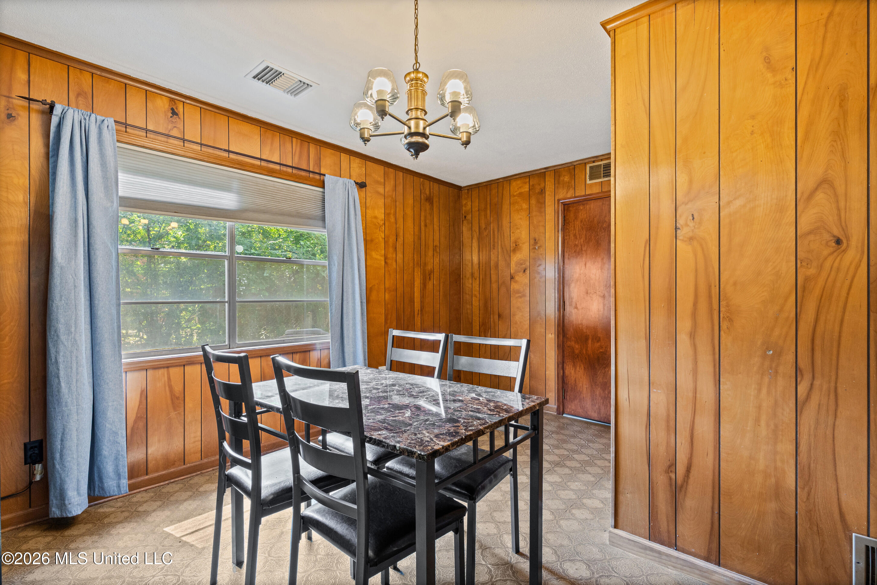 7792 Charleston Drive Property Photo 4