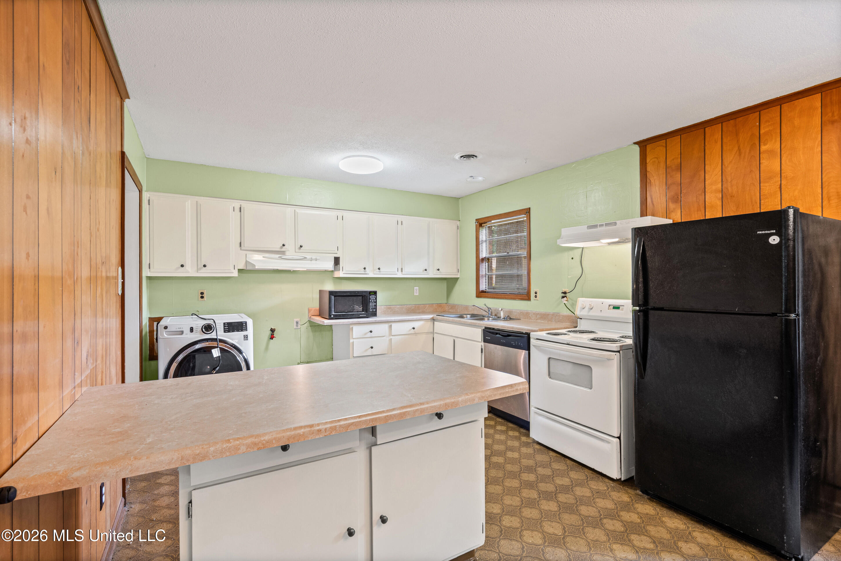 7792 Charleston Drive Property Photo 12