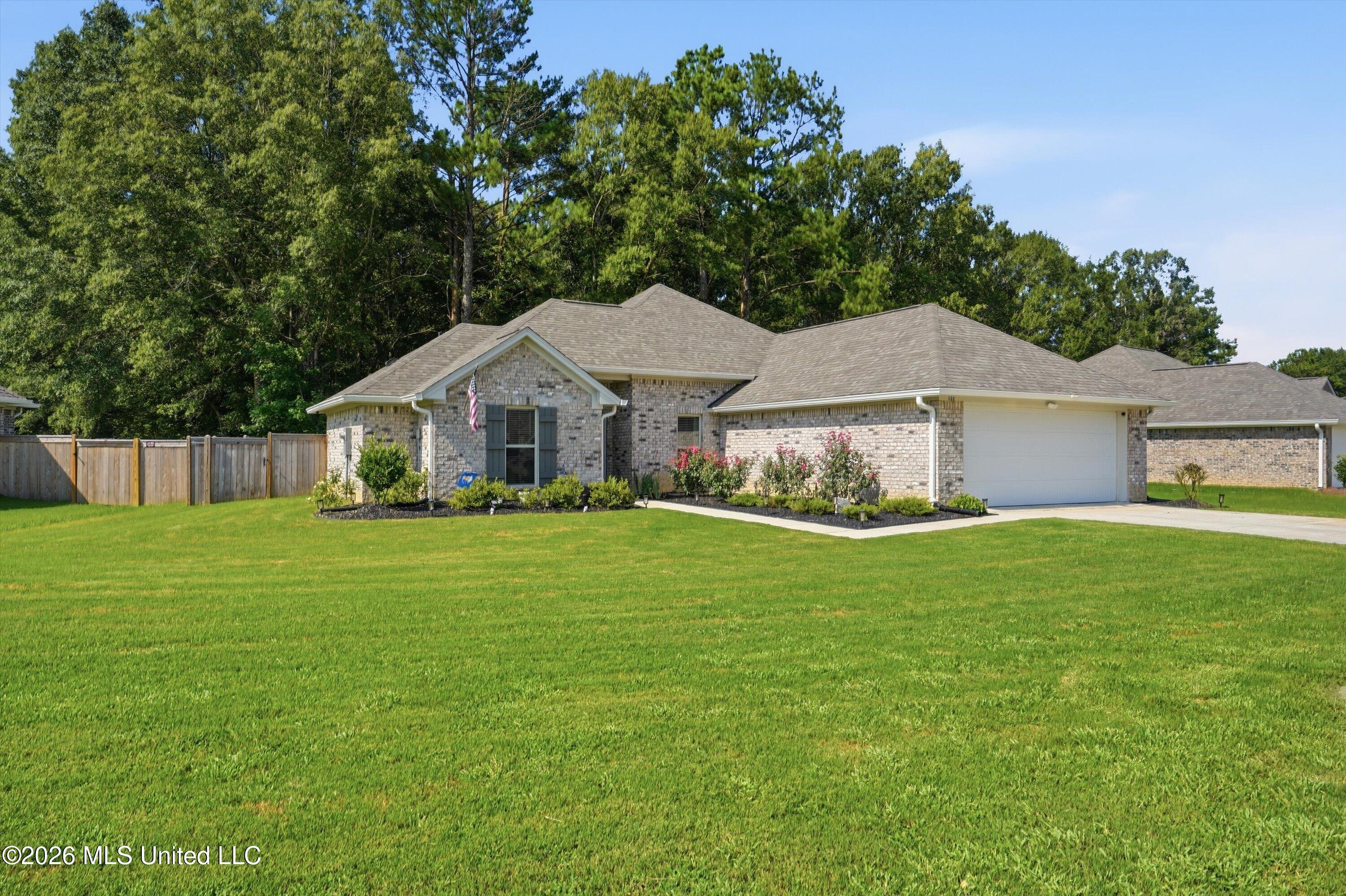 122 Jasmine Cove Drive Property Photo 2