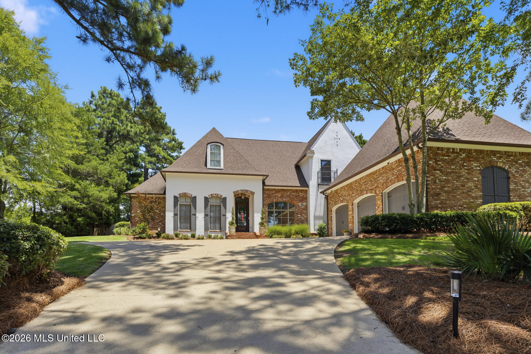 100 Cedar Woods Drive Property Photo 2
