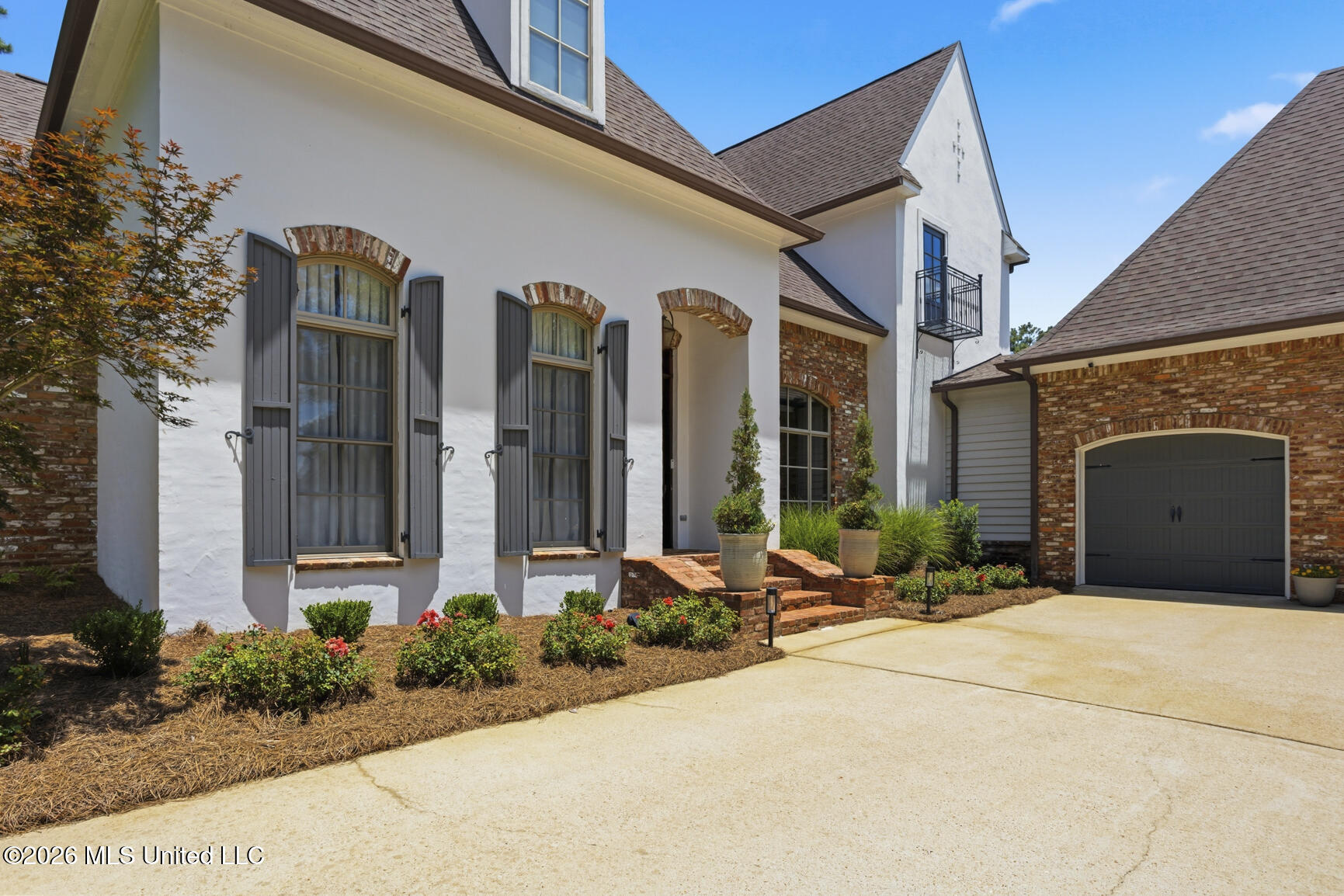 100 Cedar Woods Drive Property Photo 3