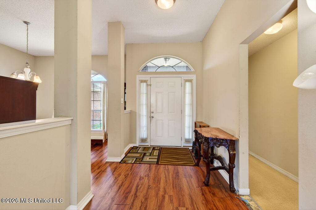 10152 Lake Forest Drive Property Photo 3