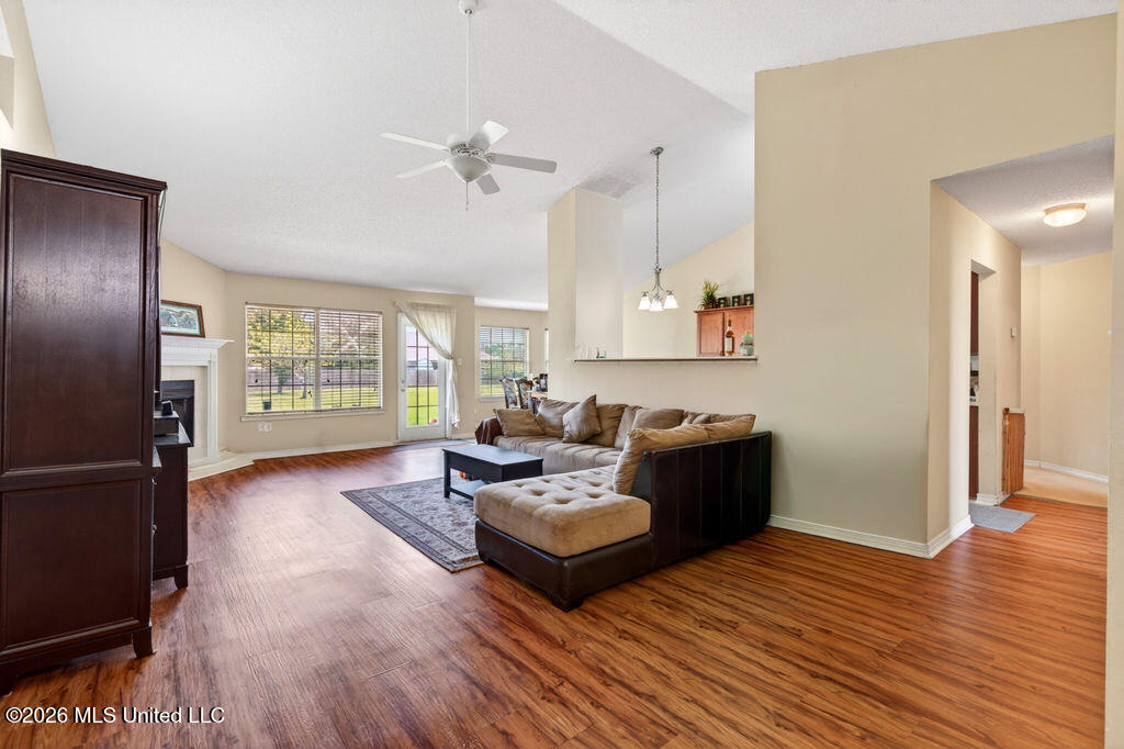 10152 Lake Forest Drive Property Photo 4