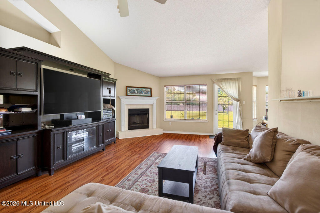 10152 Lake Forest Drive Property Photo 7