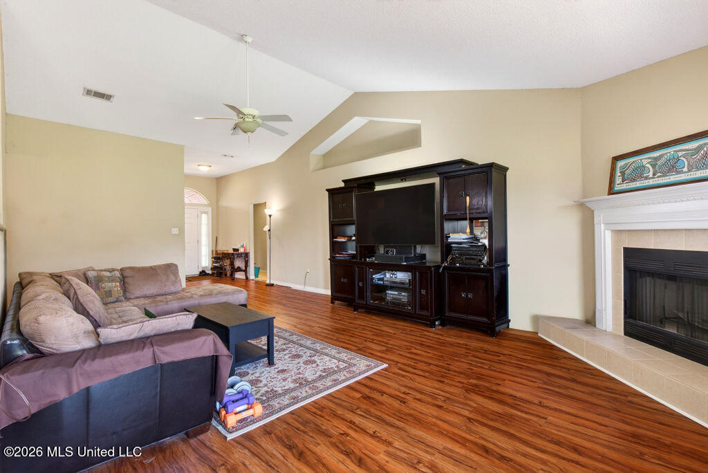 10152 Lake Forest Drive Property Photo 8