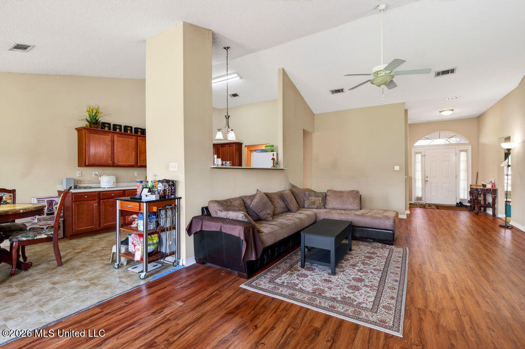 10152 Lake Forest Drive Property Photo 9