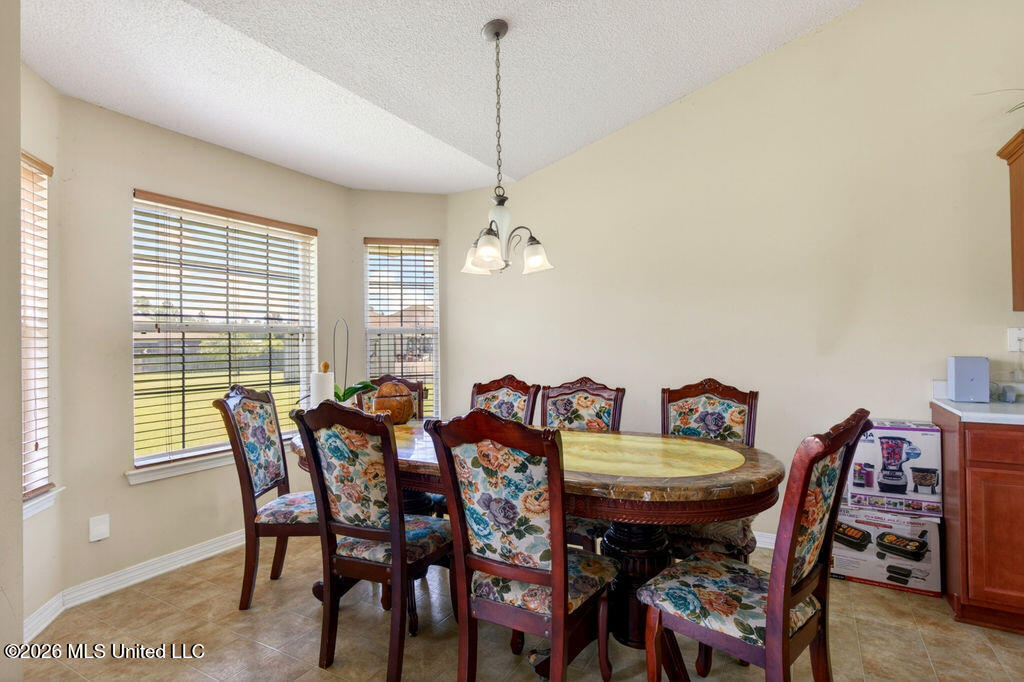 10152 Lake Forest Drive Property Photo 10