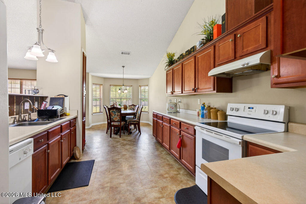 10152 Lake Forest Drive Property Photo 13
