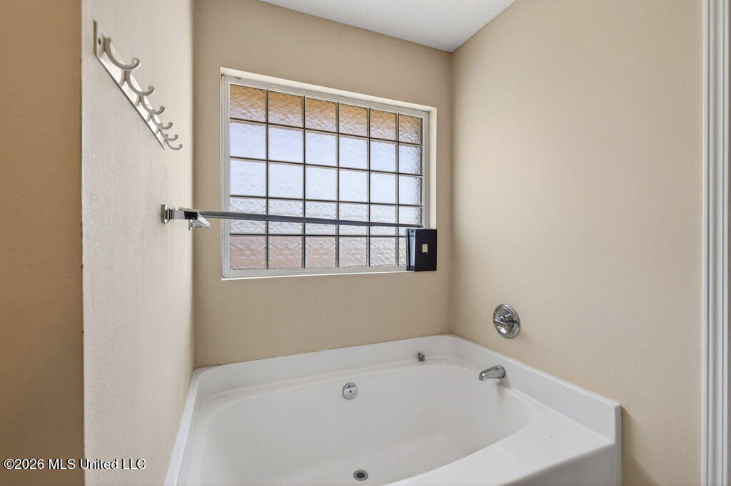 10152 Lake Forest Drive Property Photo 17