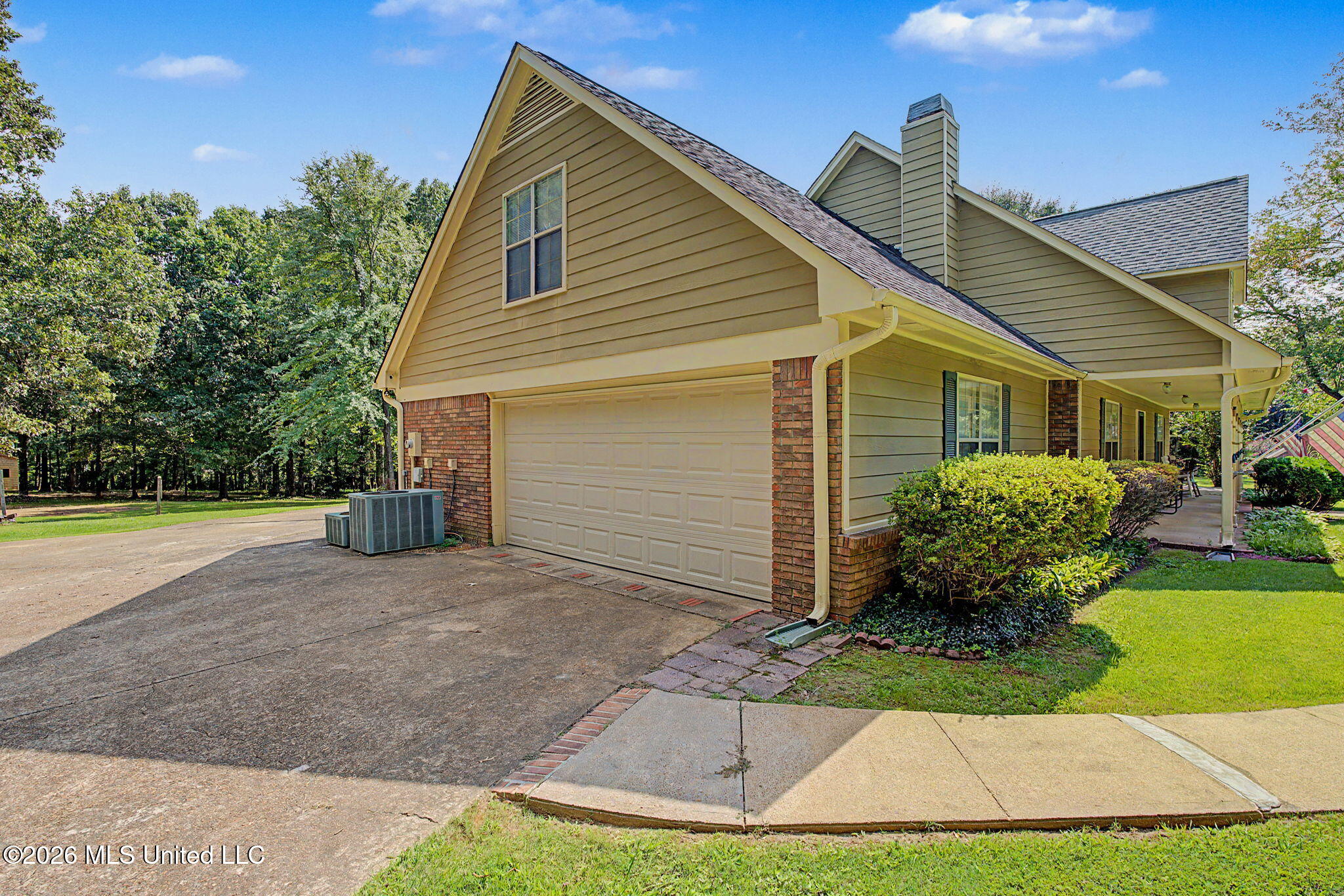 12985 Pine Crest Drive Property Photo 5