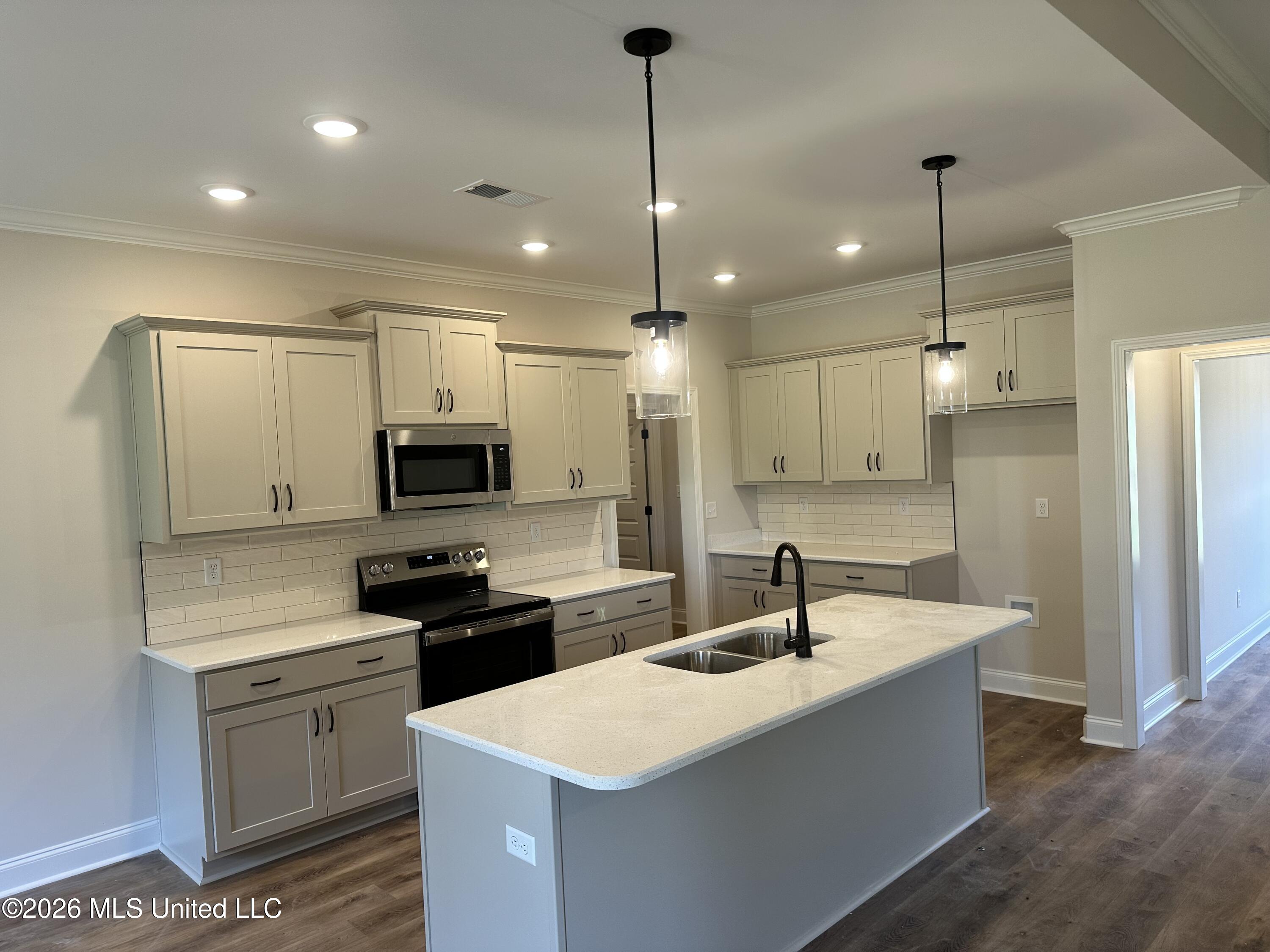 875 Hazelwood Drive Property Photo 2