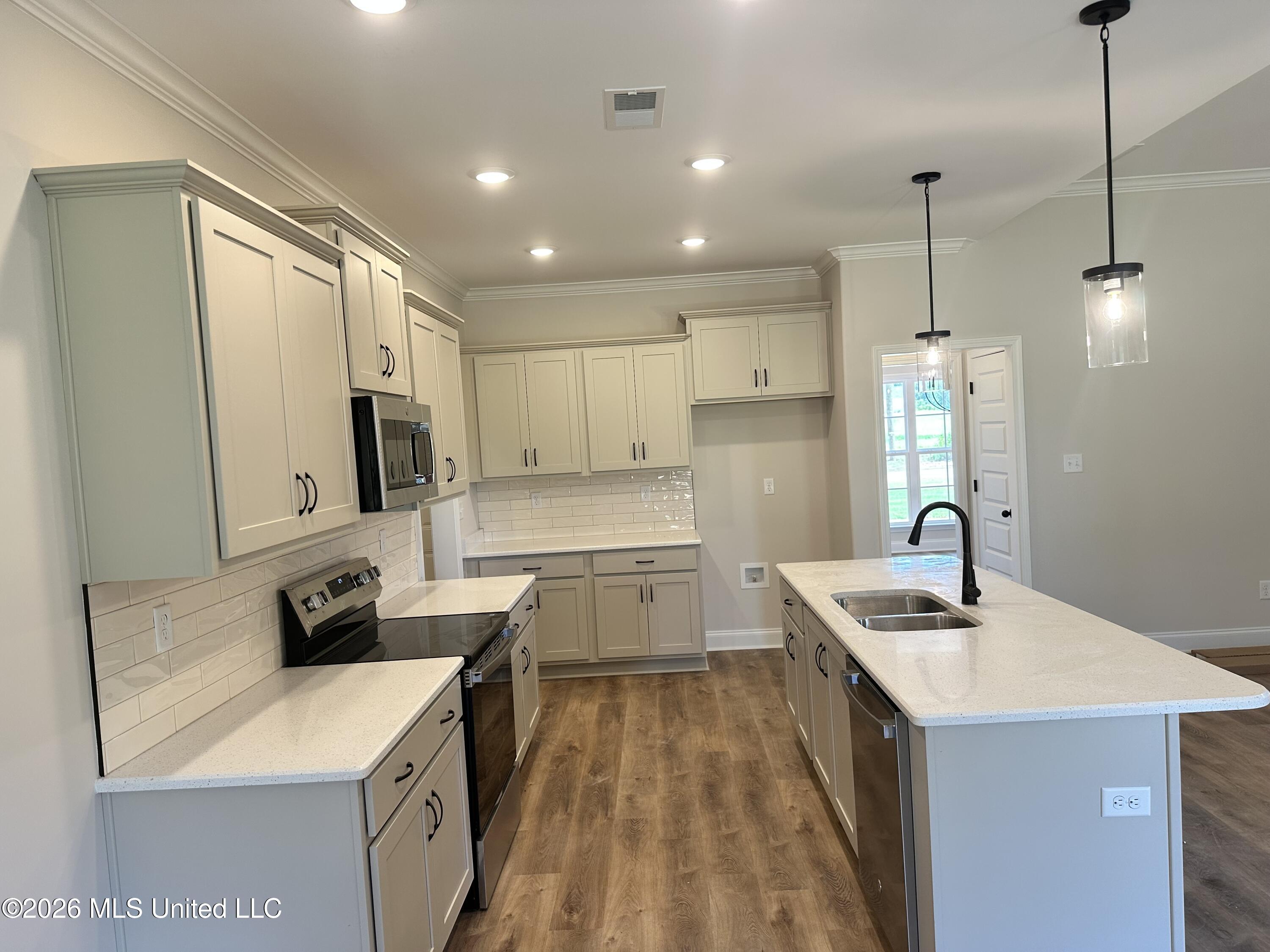 875 Hazelwood Drive Property Photo 3