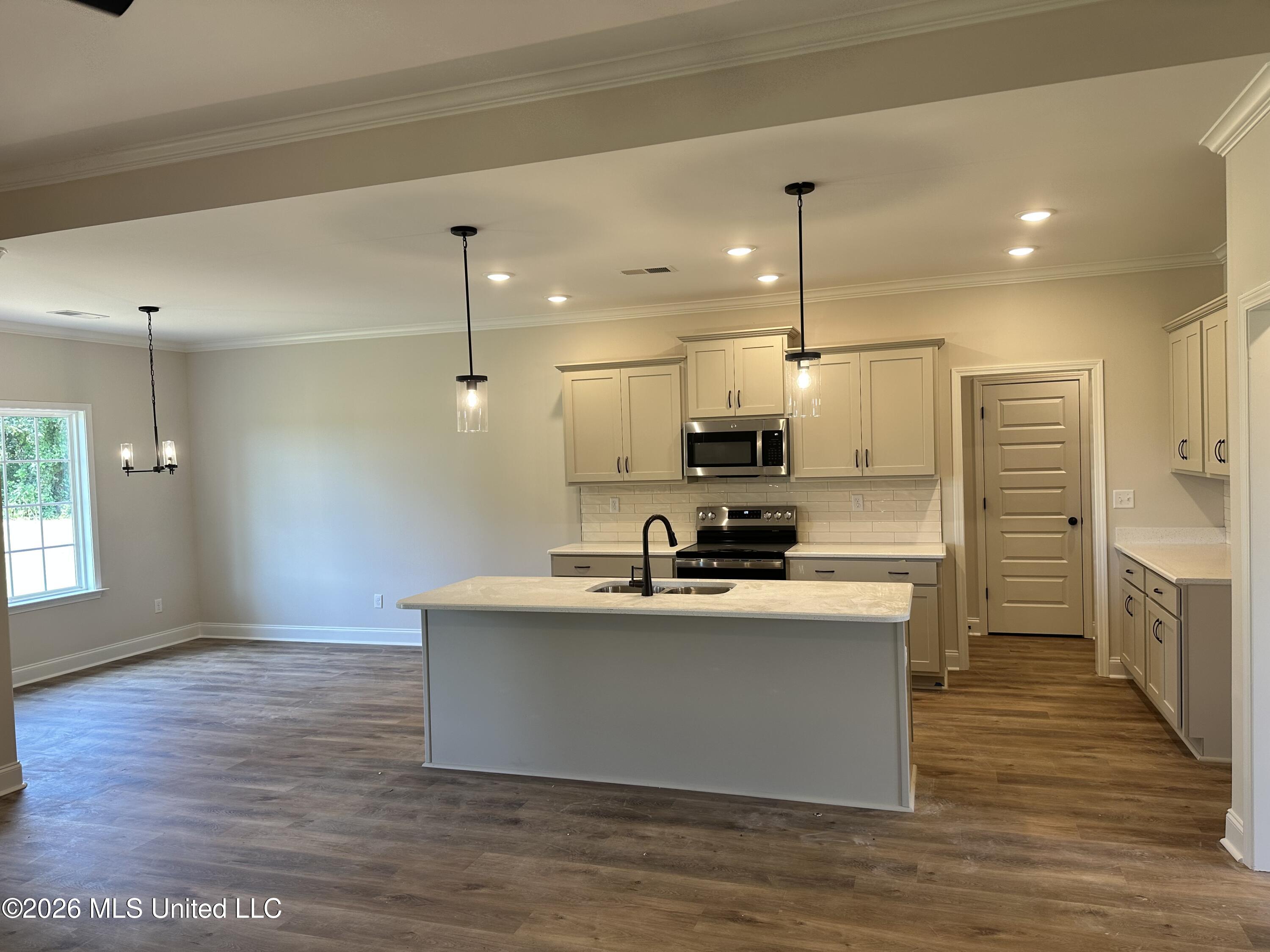 875 Hazelwood Drive Property Photo 4