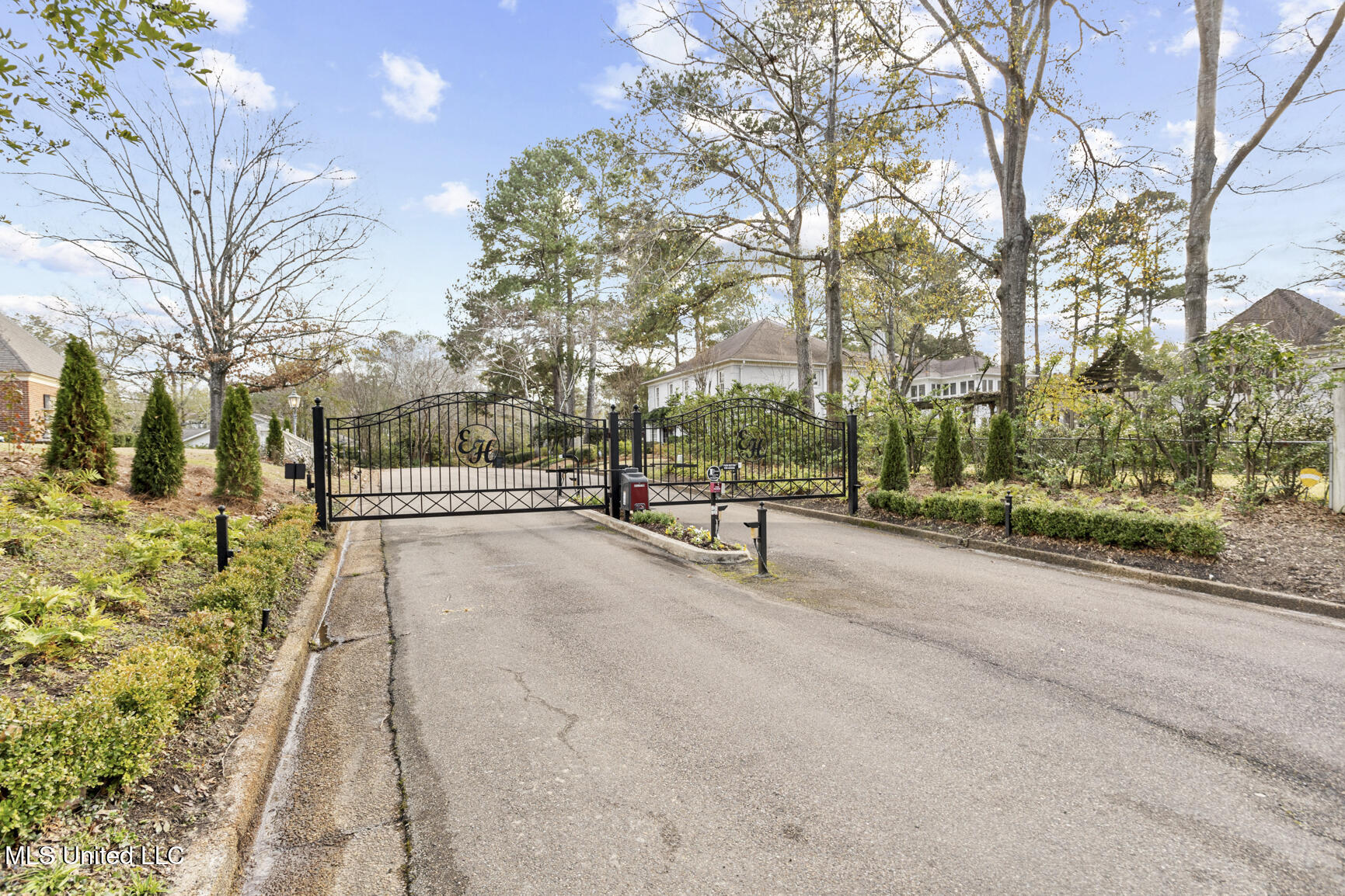 12 E Hill Drive Property Photo 2