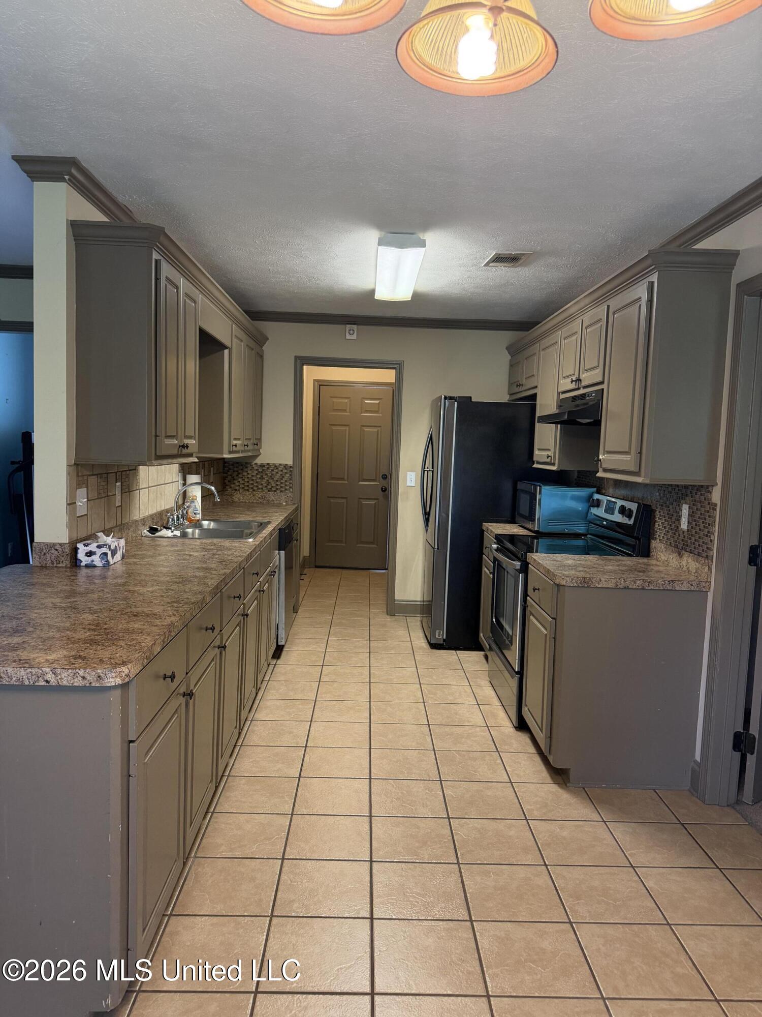 371 Greystone Pointe Property Photo 3