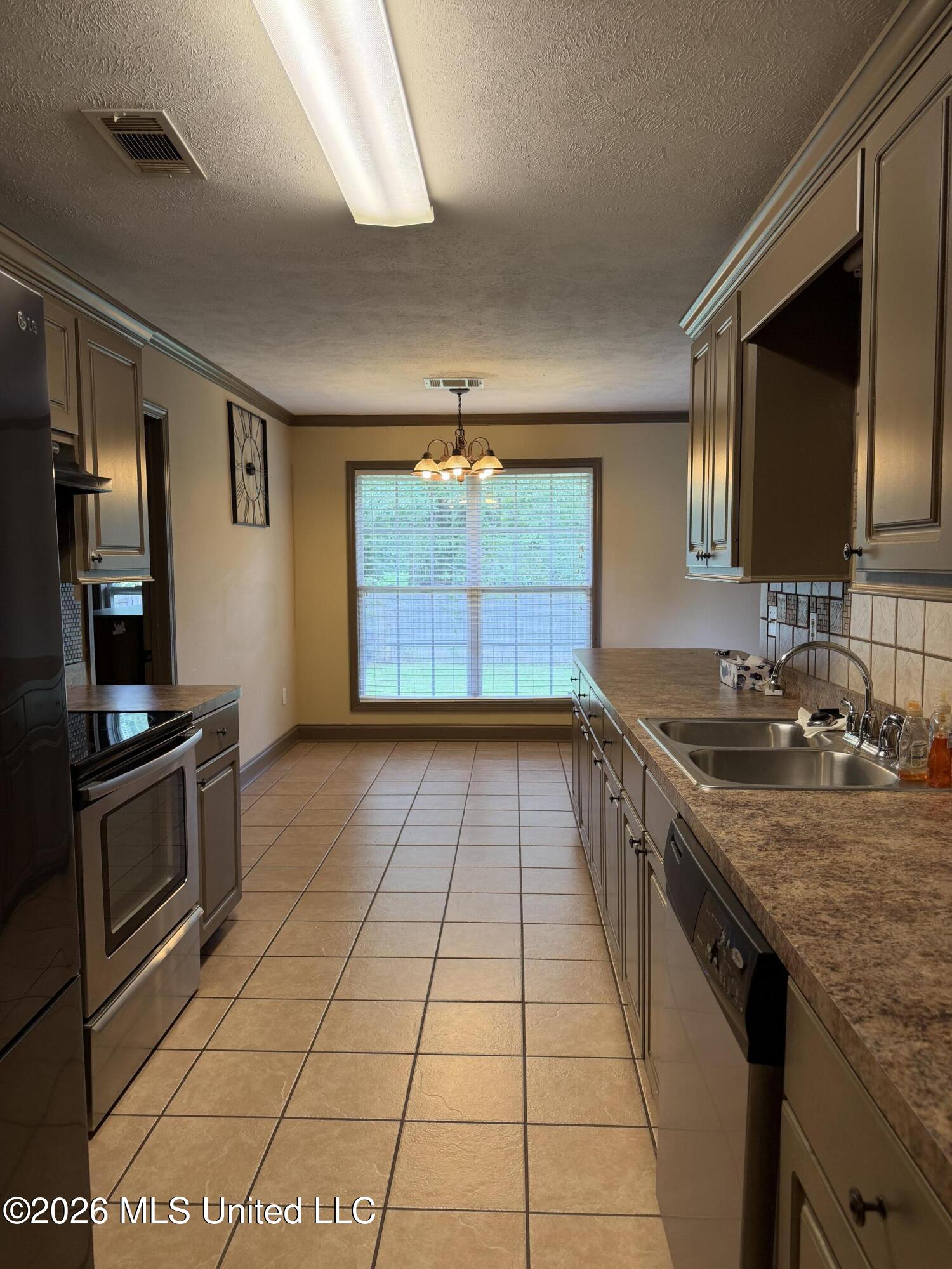 371 Greystone Pointe Property Photo 5