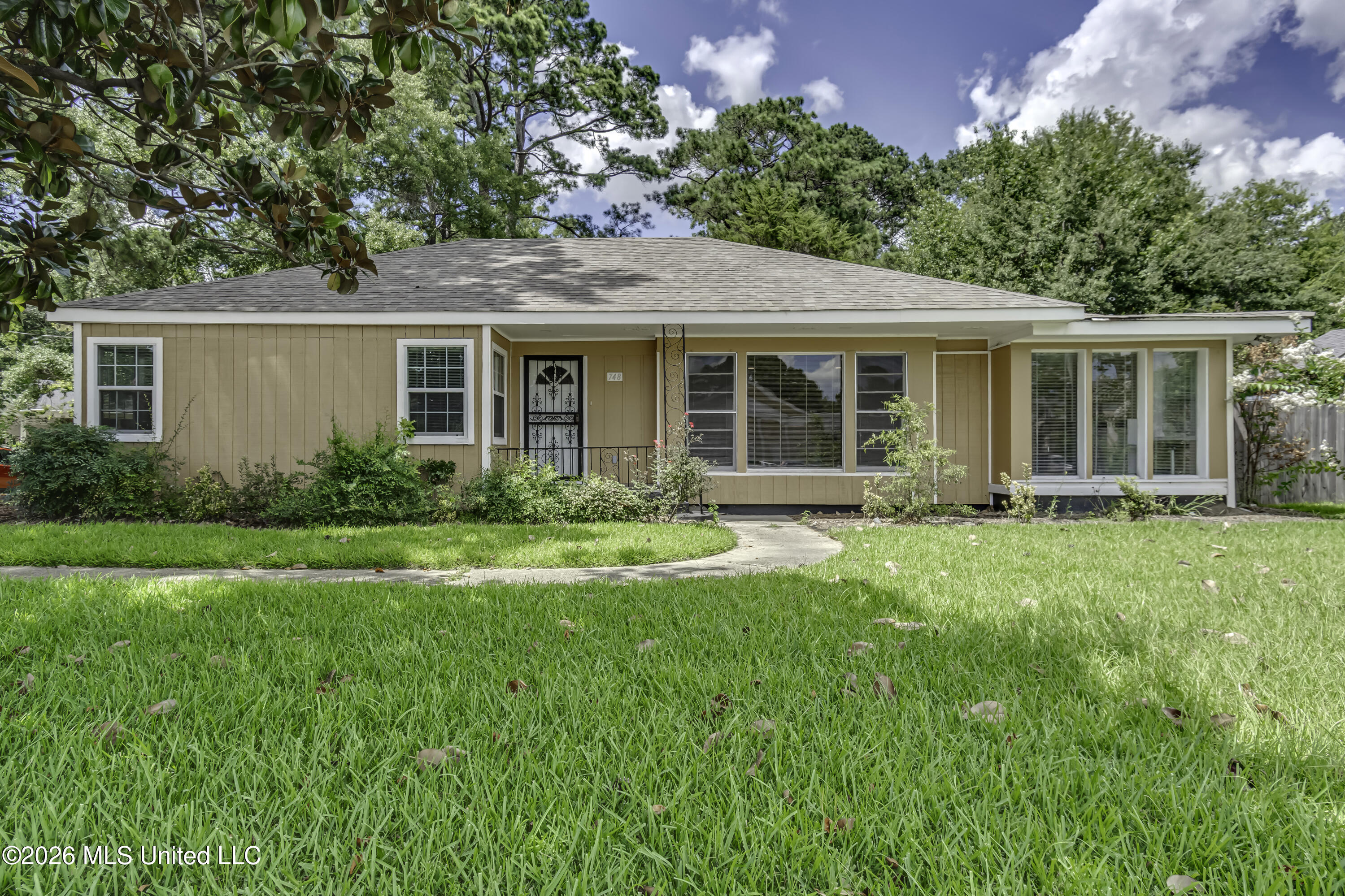 748 E Northside Drive Property Photo 1