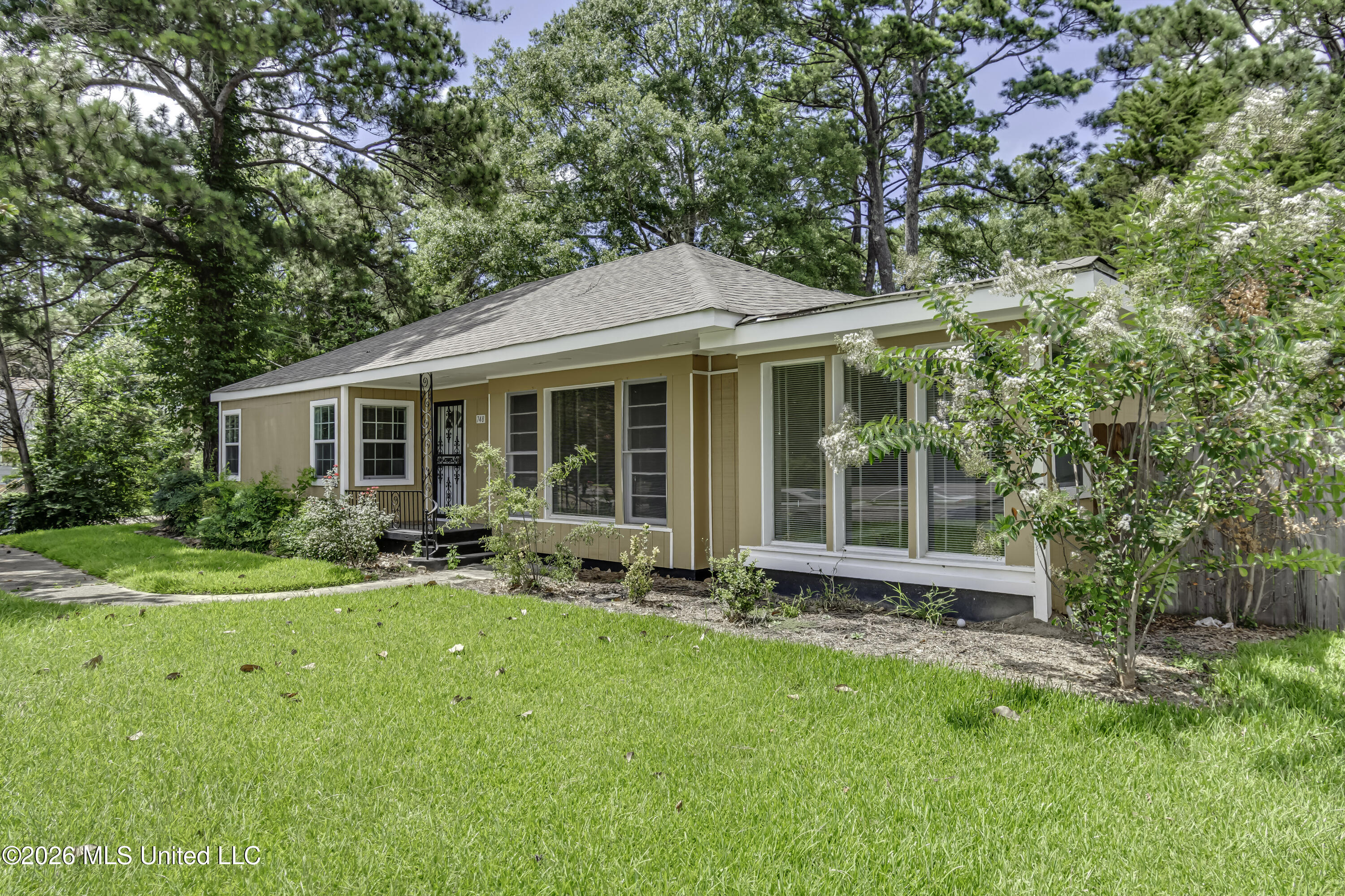 748 E Northside Drive Property Photo 46