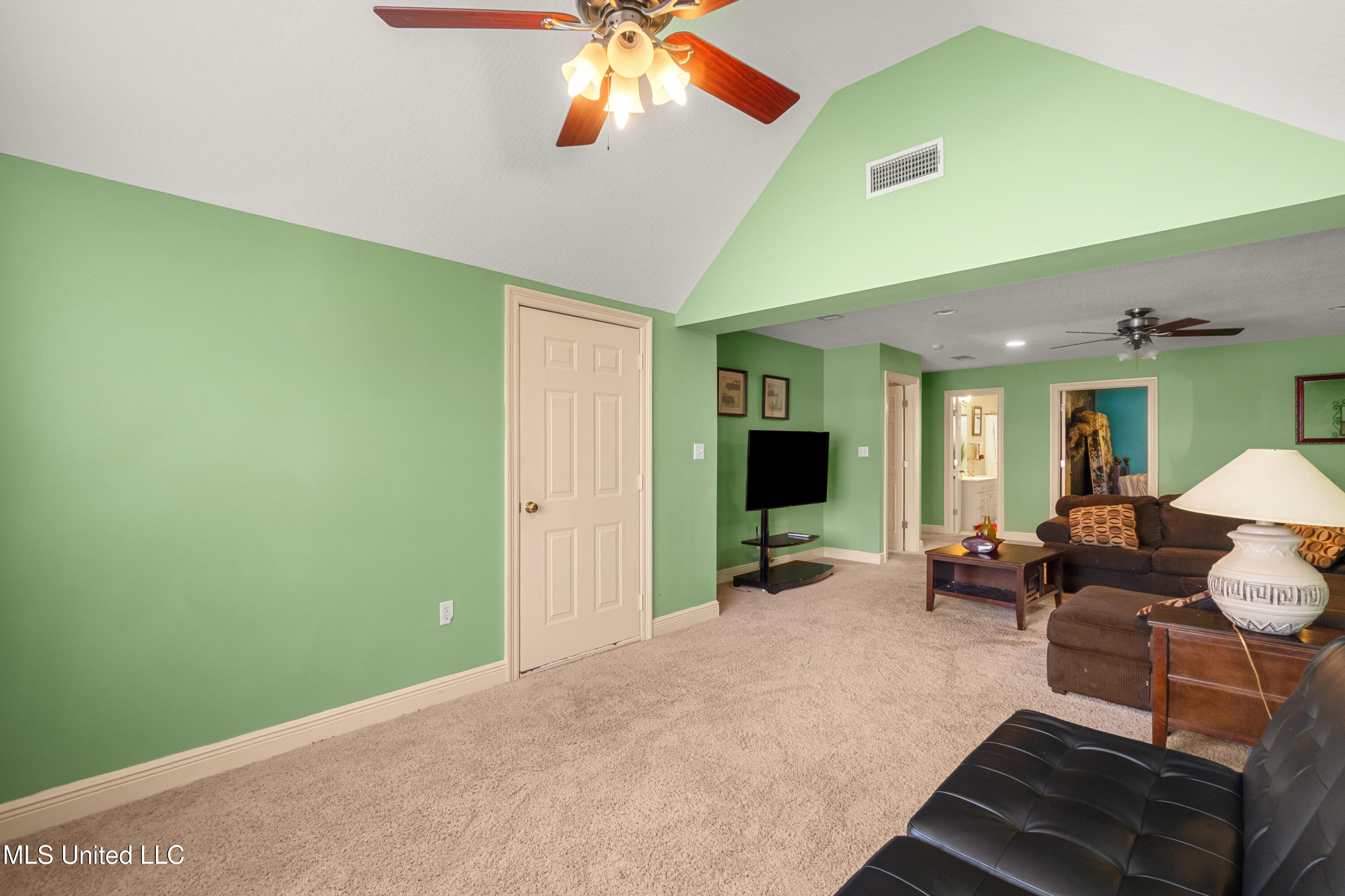 92 Highpointe Drive Property Photo 35