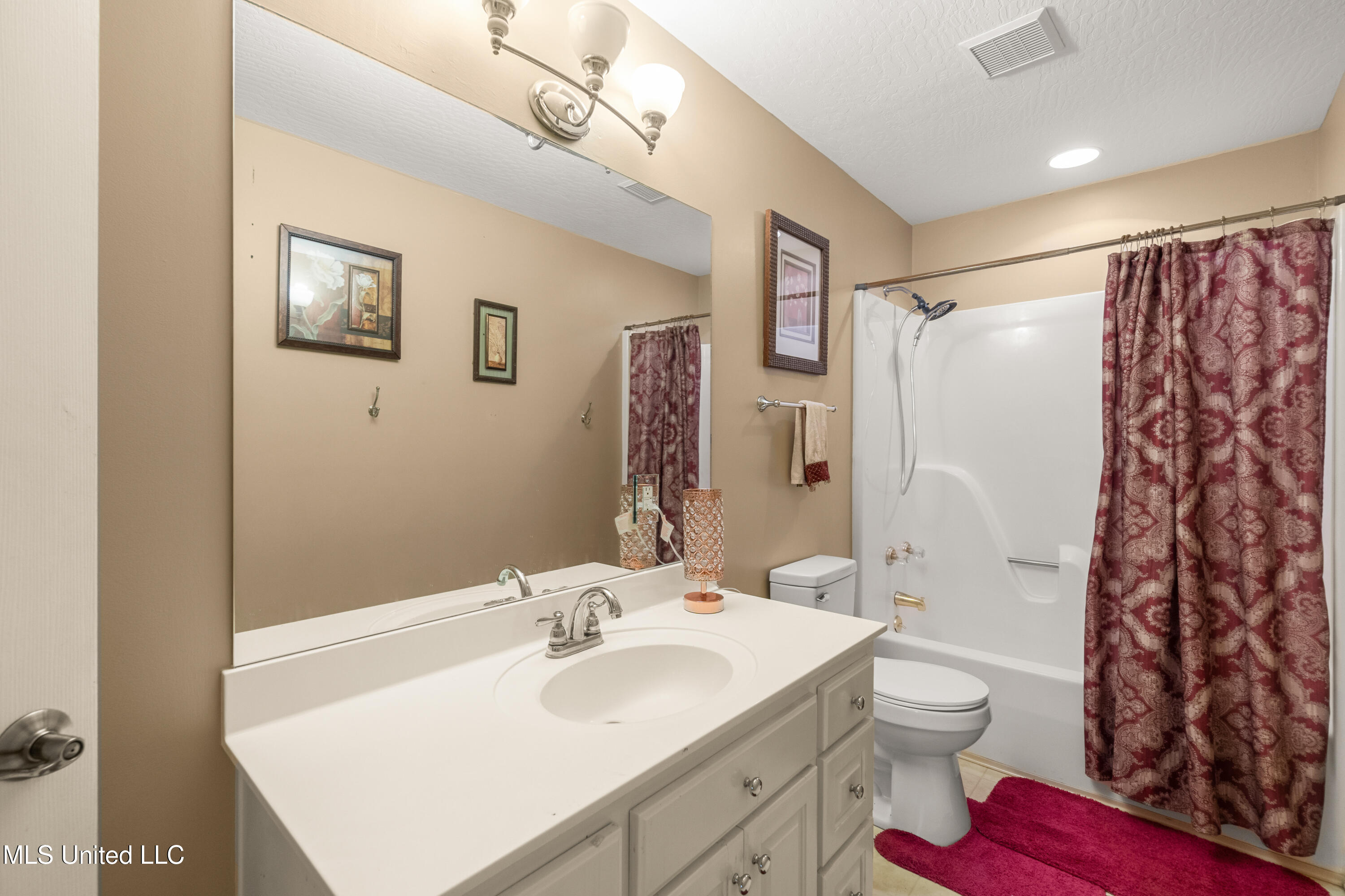 92 Highpointe Drive Property Photo 39
