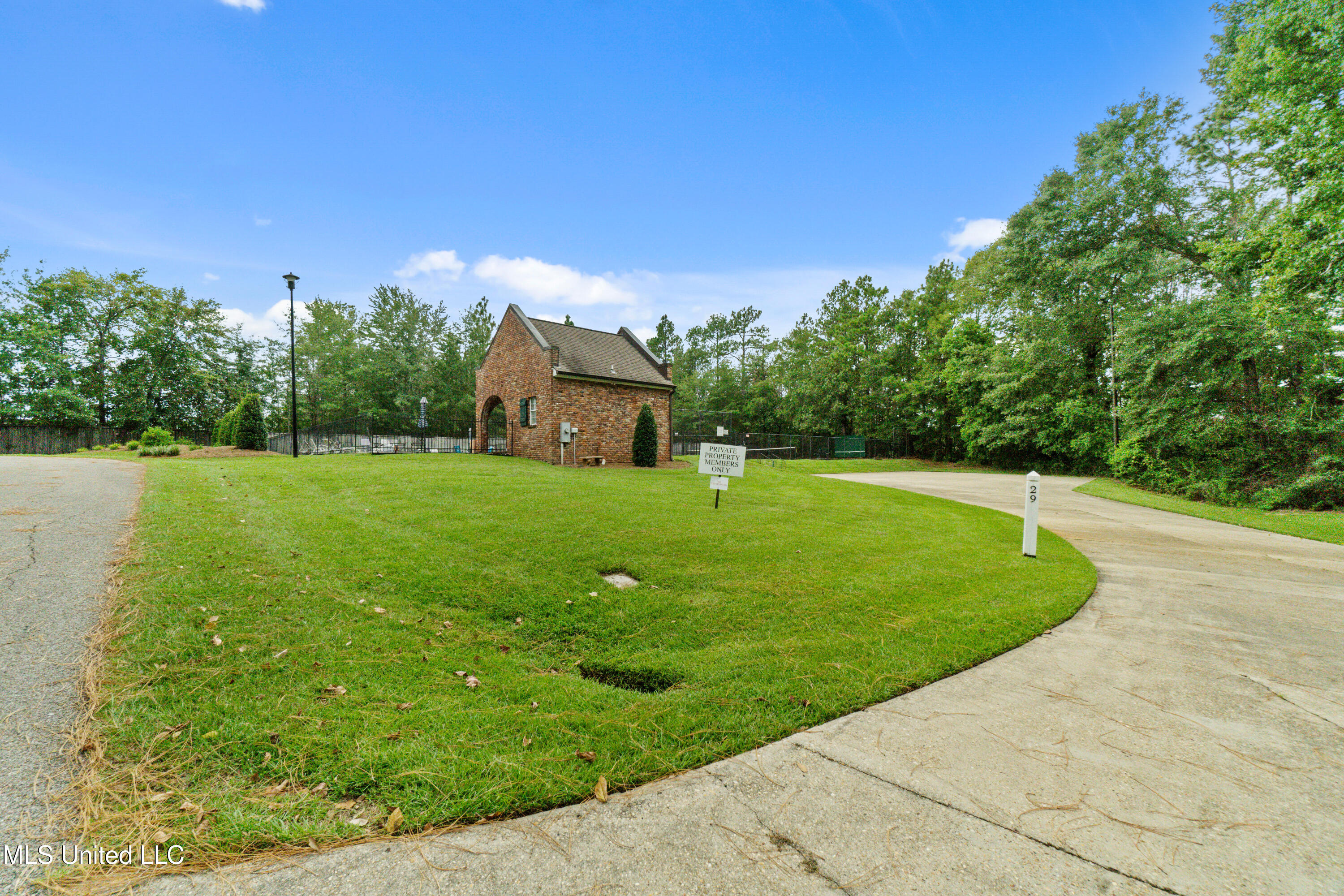 92 Highpointe Drive Property Photo 42