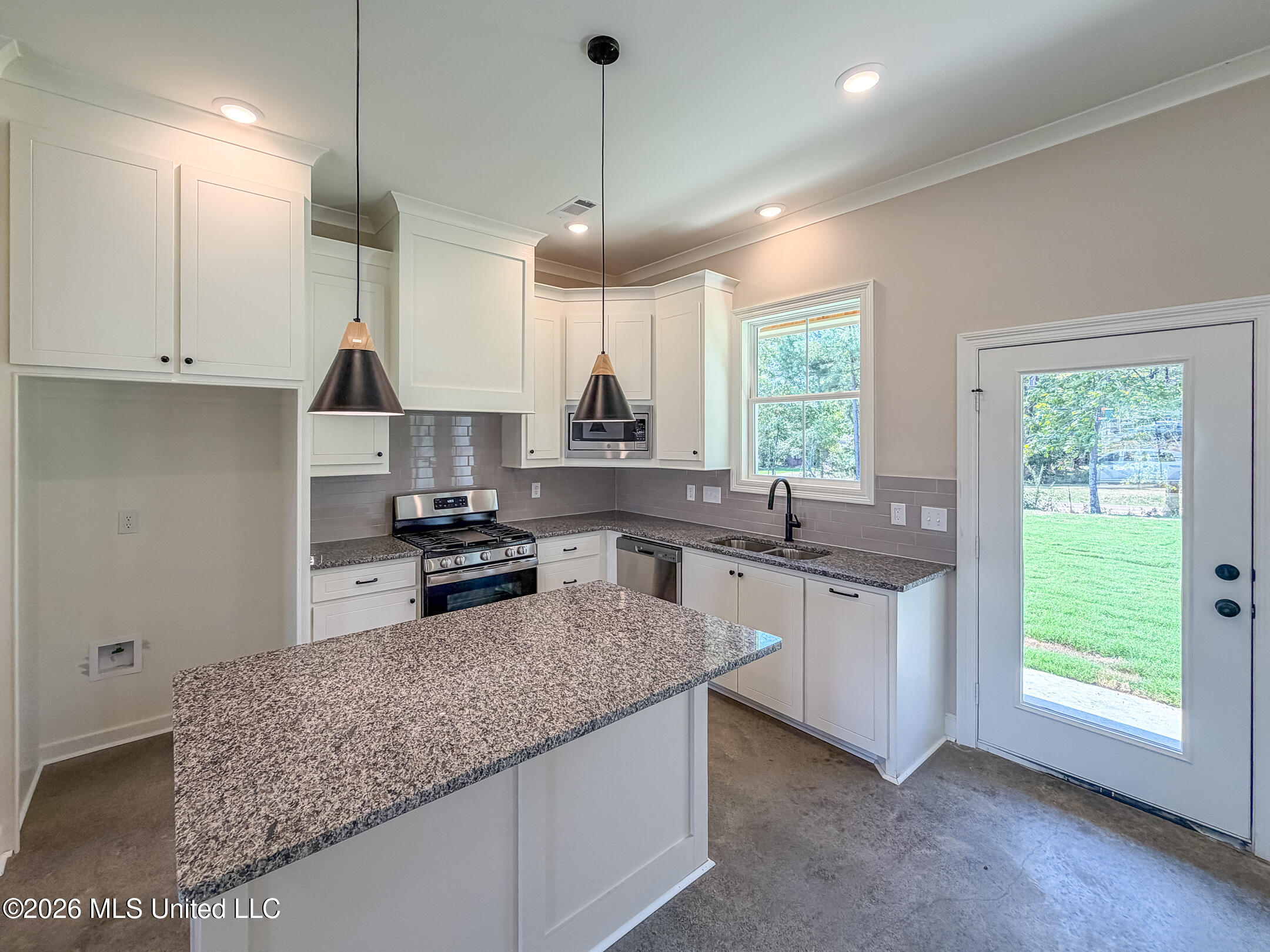1001 Riverside Lane Property Photo 4