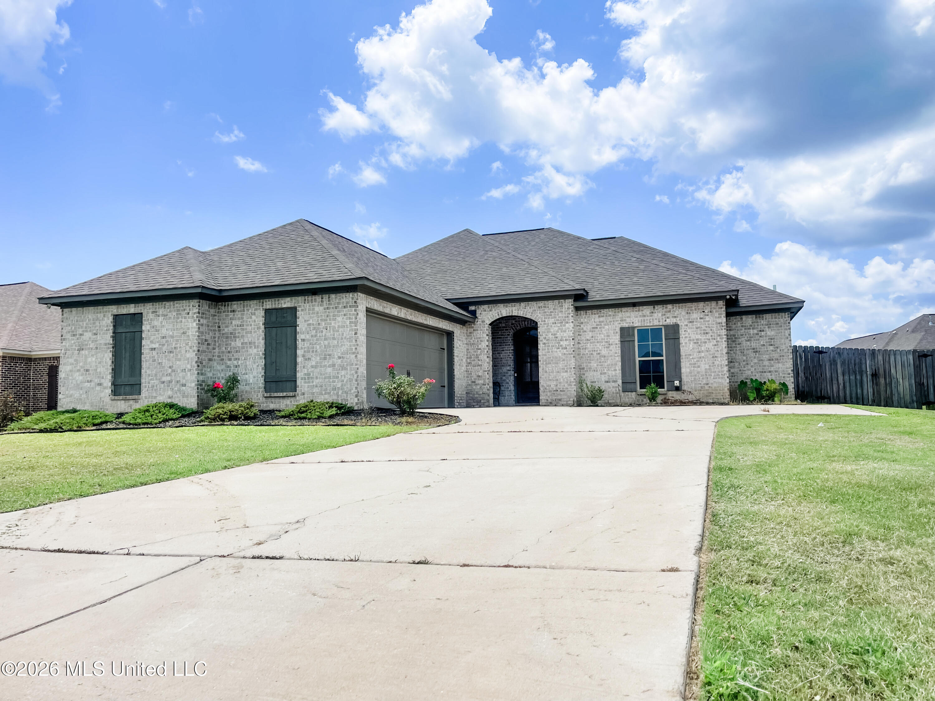 201 Chartleigh Circle Property Photo 2