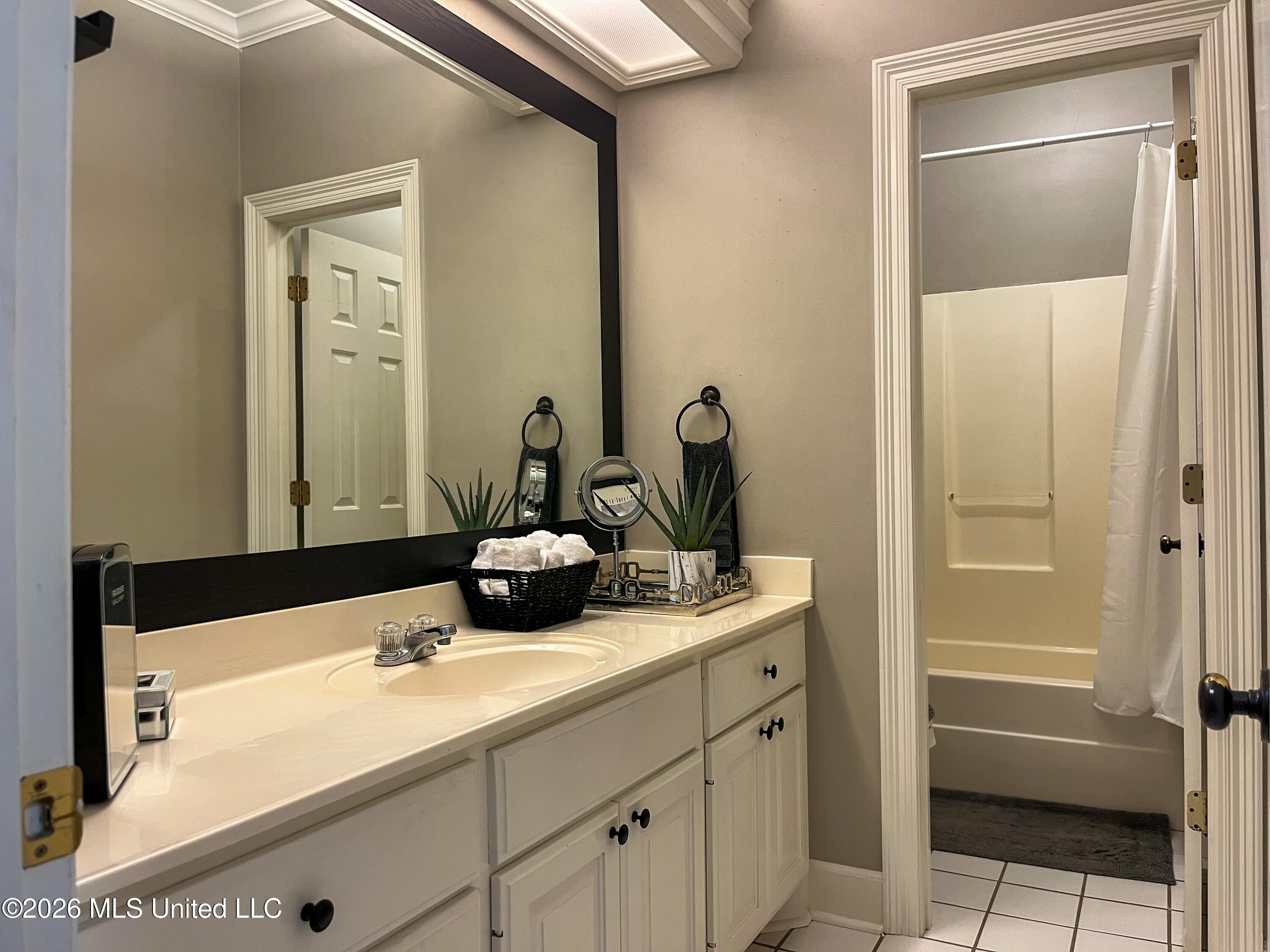 1930 Suzanna Drive Property Photo 6