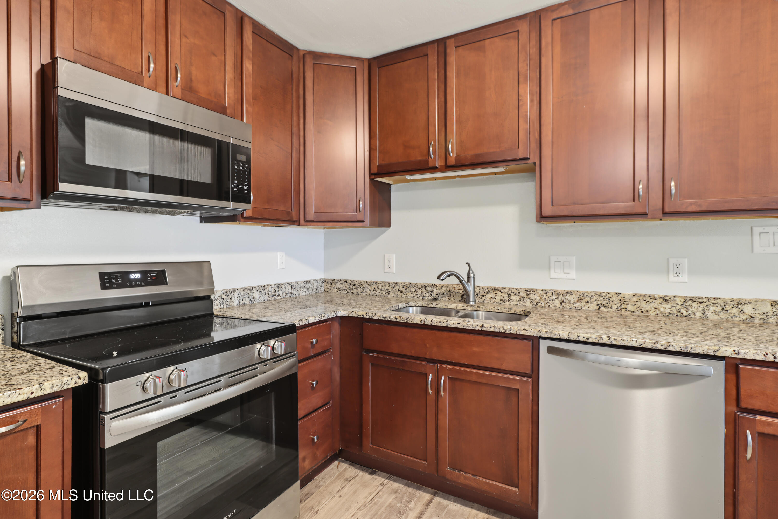 2517 Ridgewood Road Property Photo 4