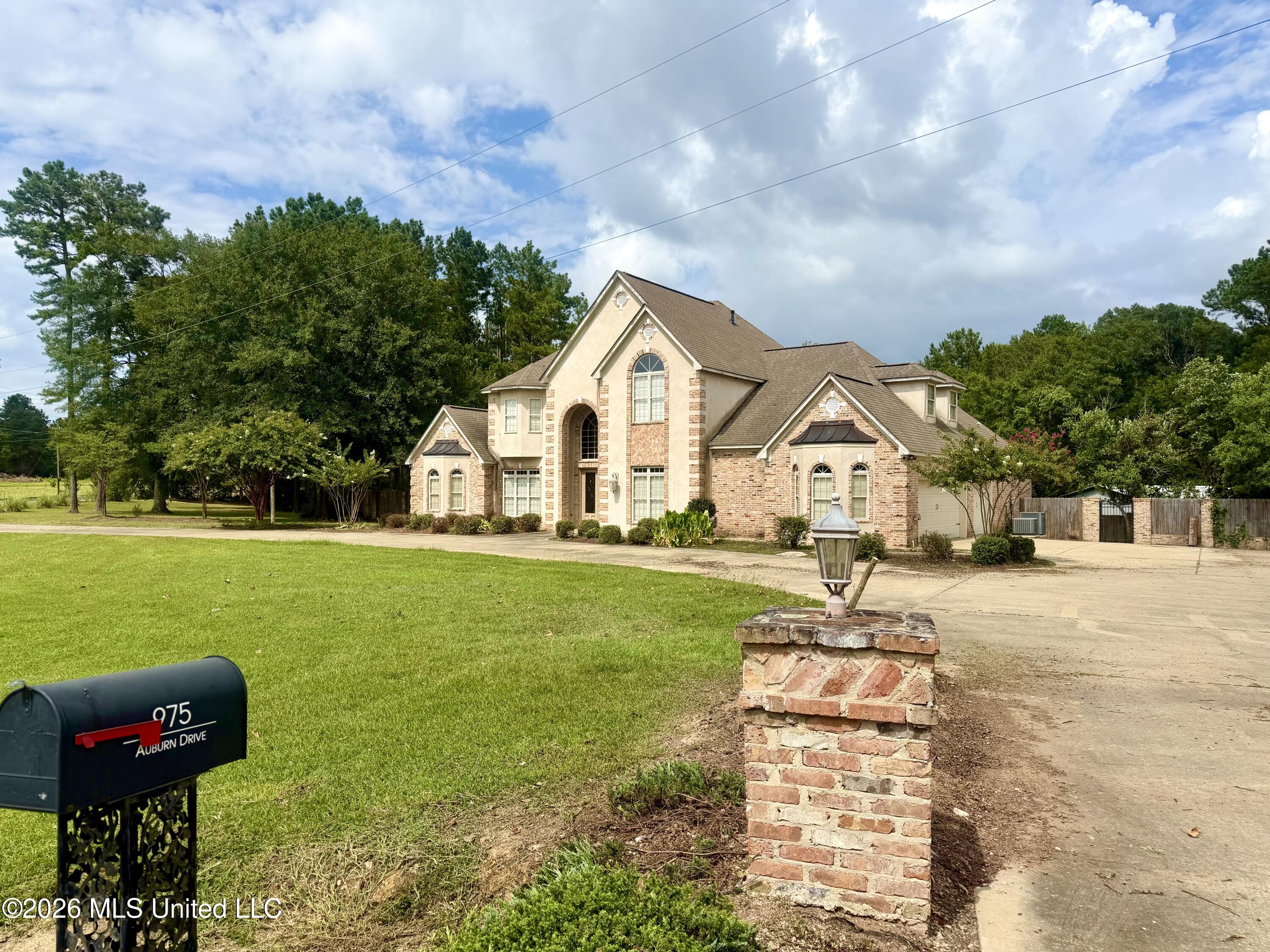 979 Auburn Drive Property Photo 2