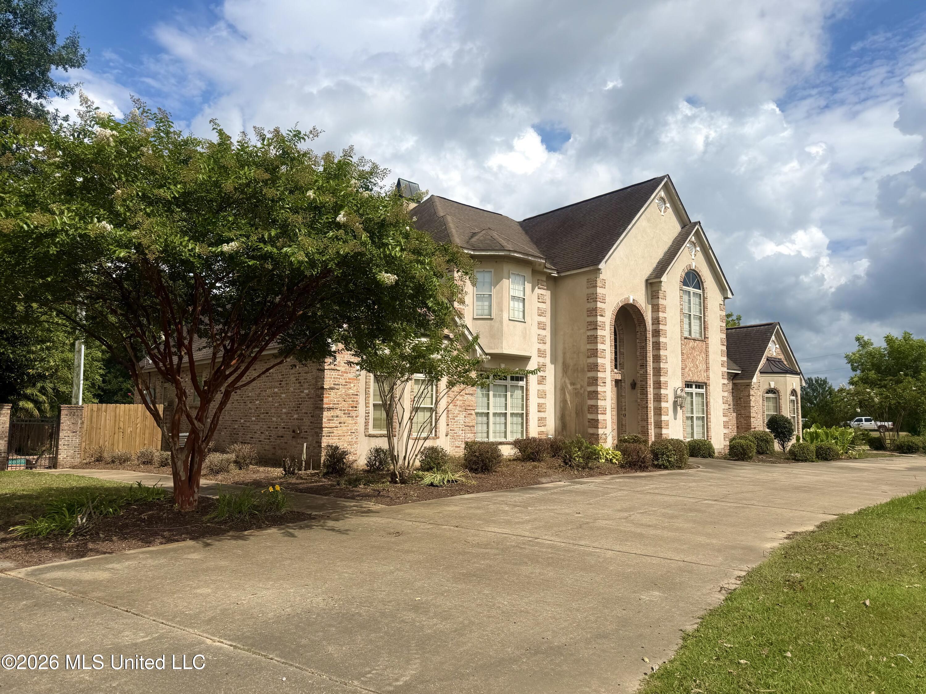 979 Auburn Drive Property Photo 3