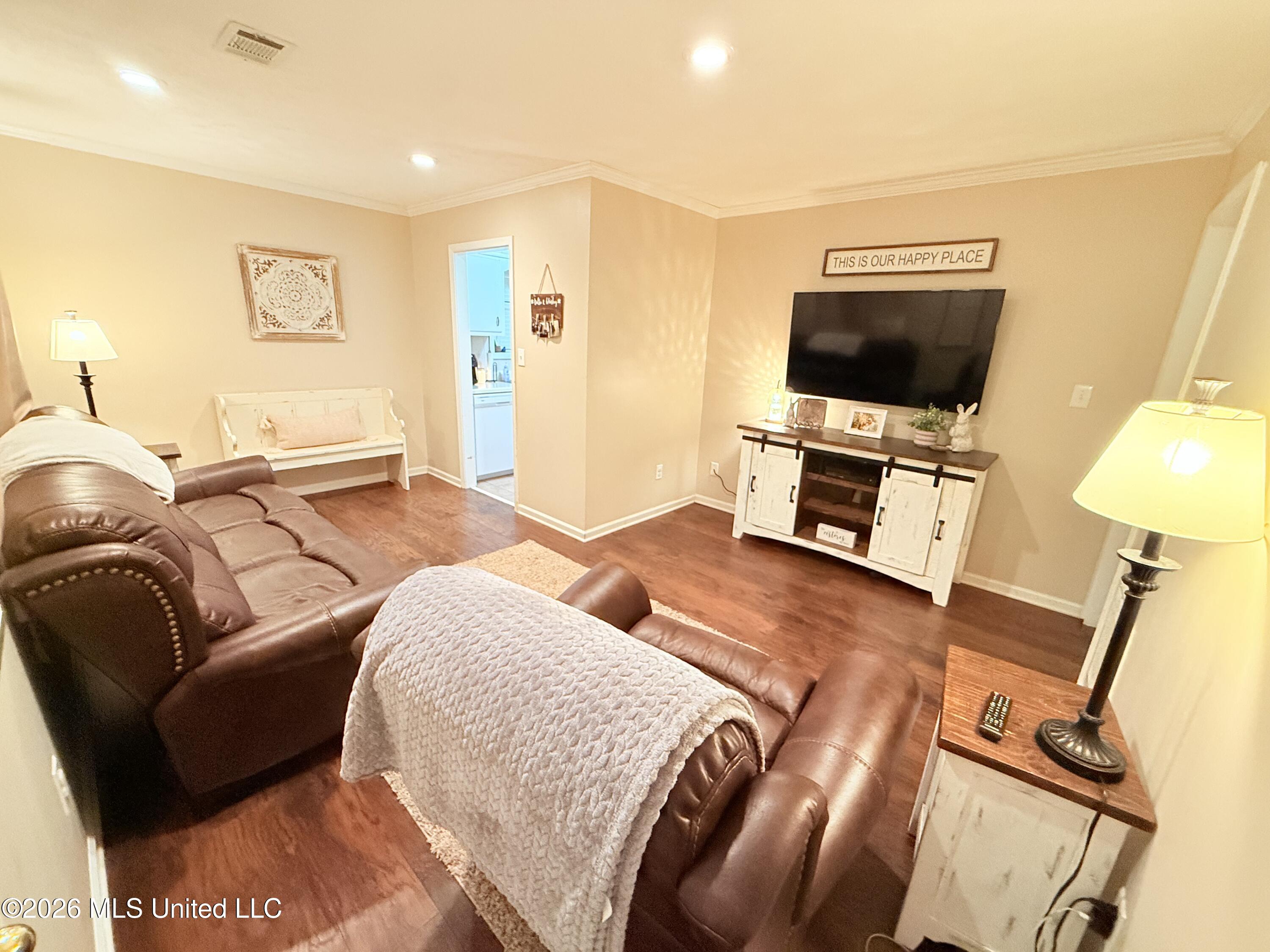 800 White Circle Property Photo 1