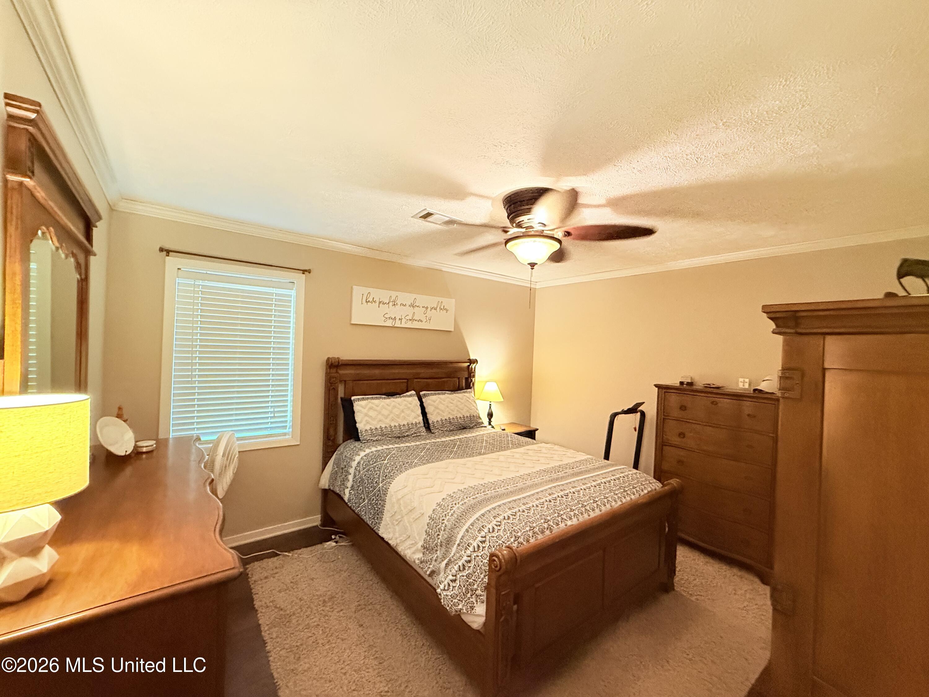800 White Circle Property Photo 2