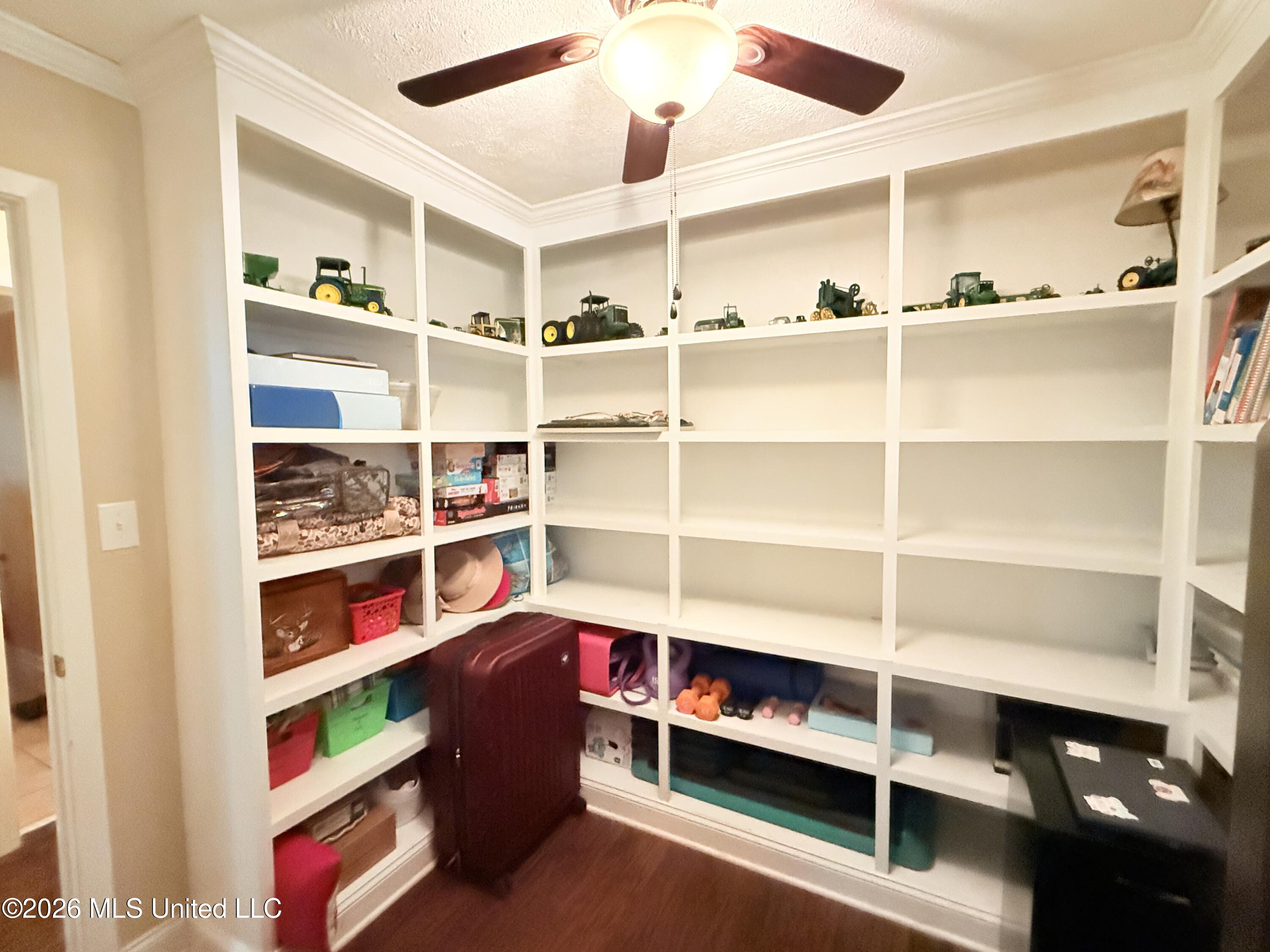 800 White Circle Property Photo 3