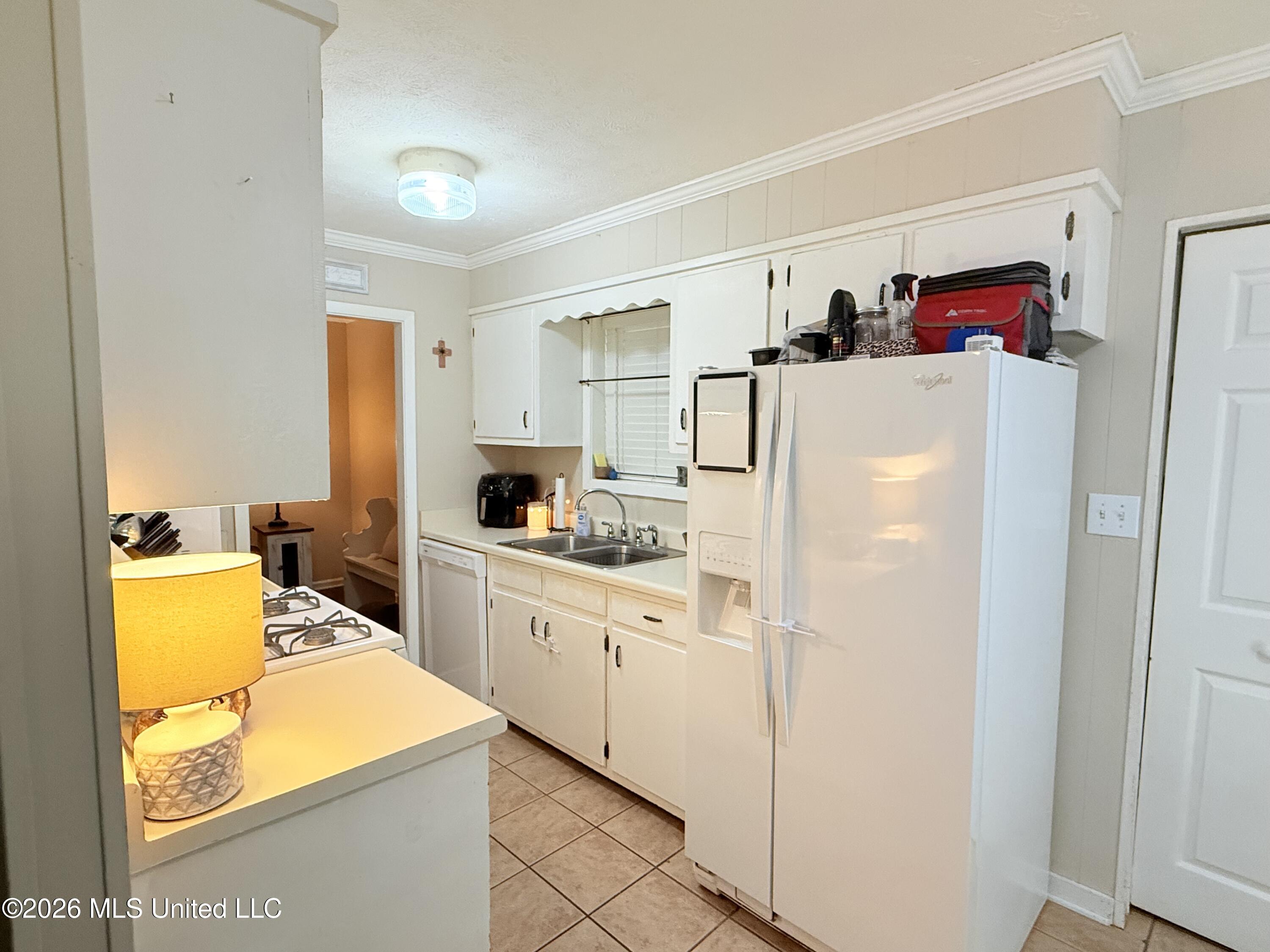 800 White Circle Property Photo 6