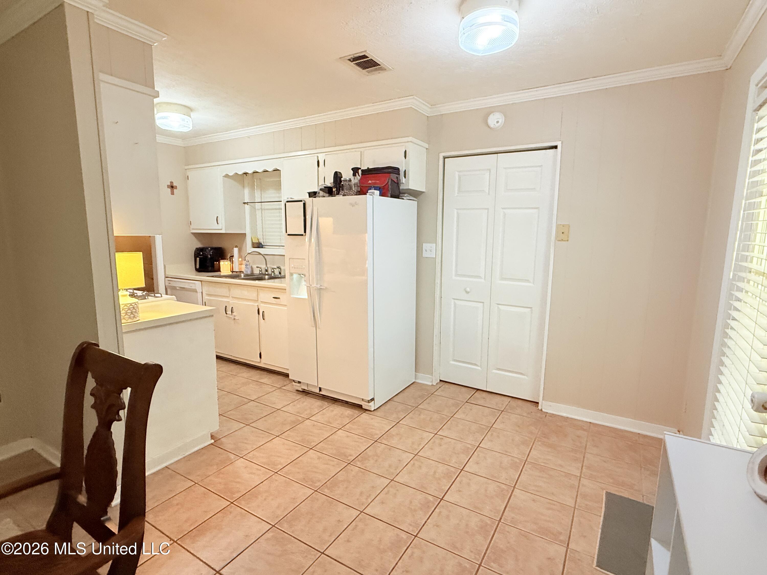800 White Circle Property Photo 7