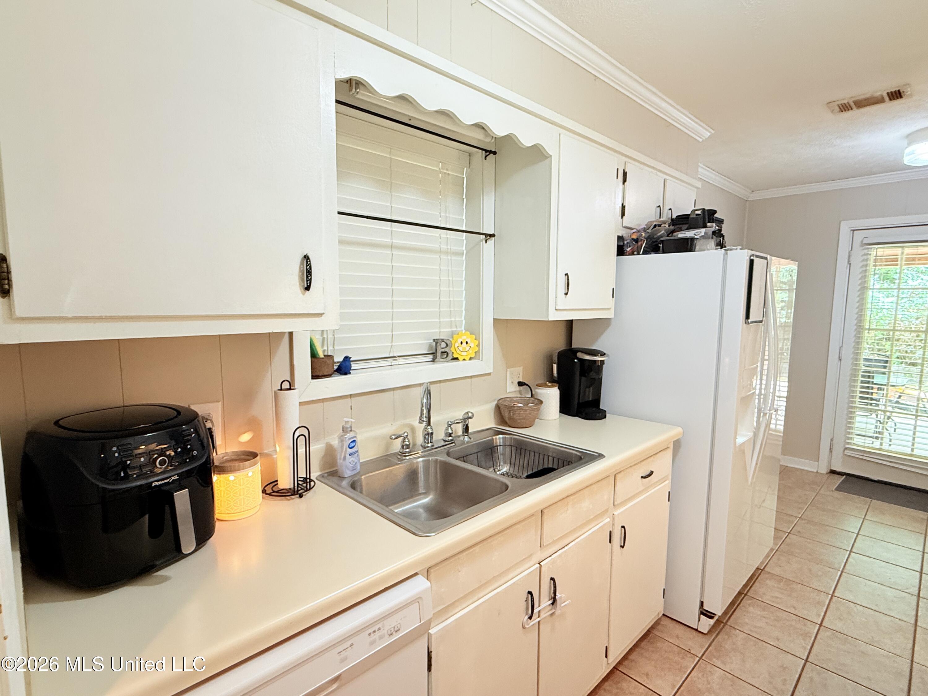 800 White Circle Property Photo 8