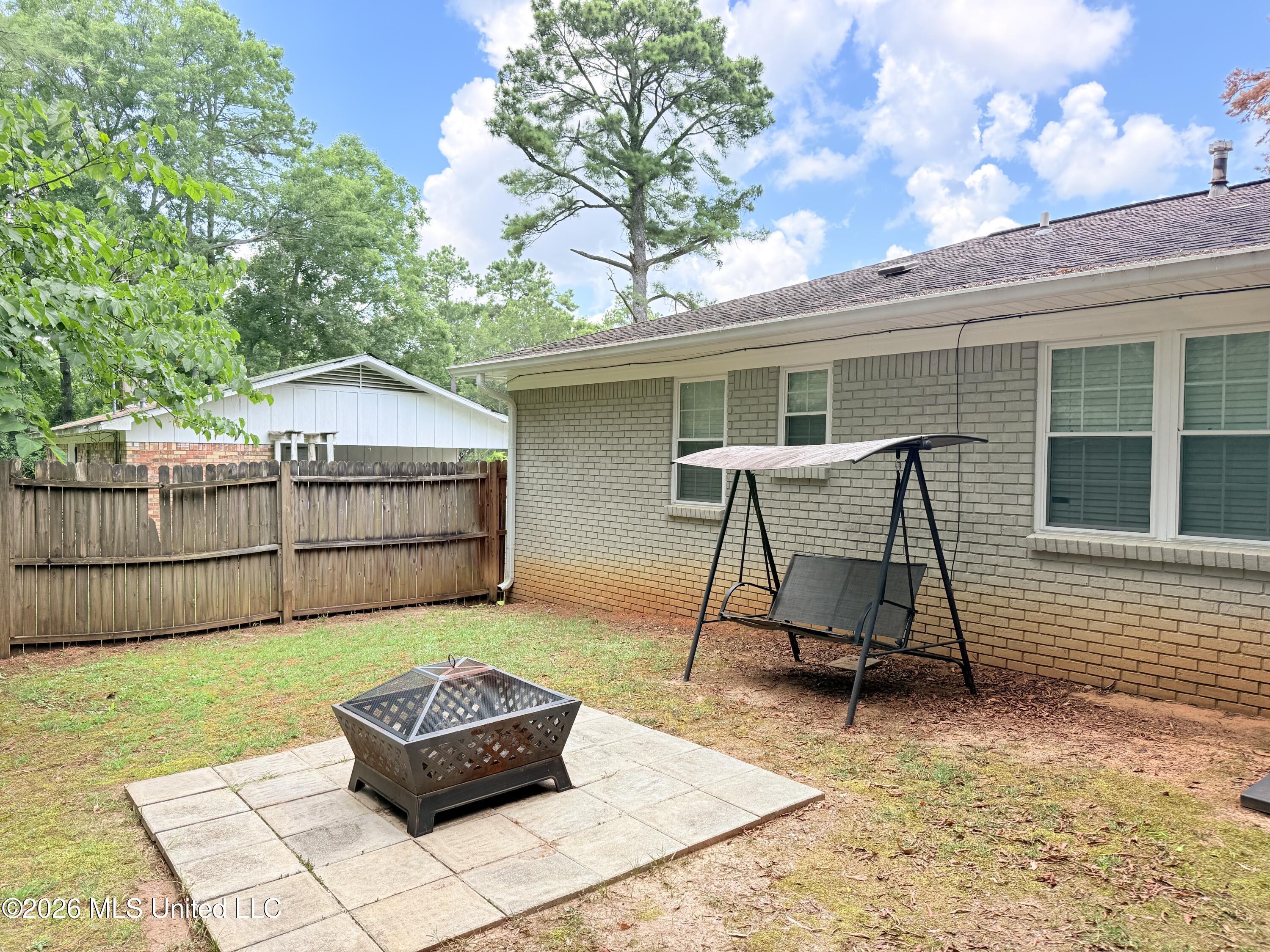 800 White Circle Property Photo 9