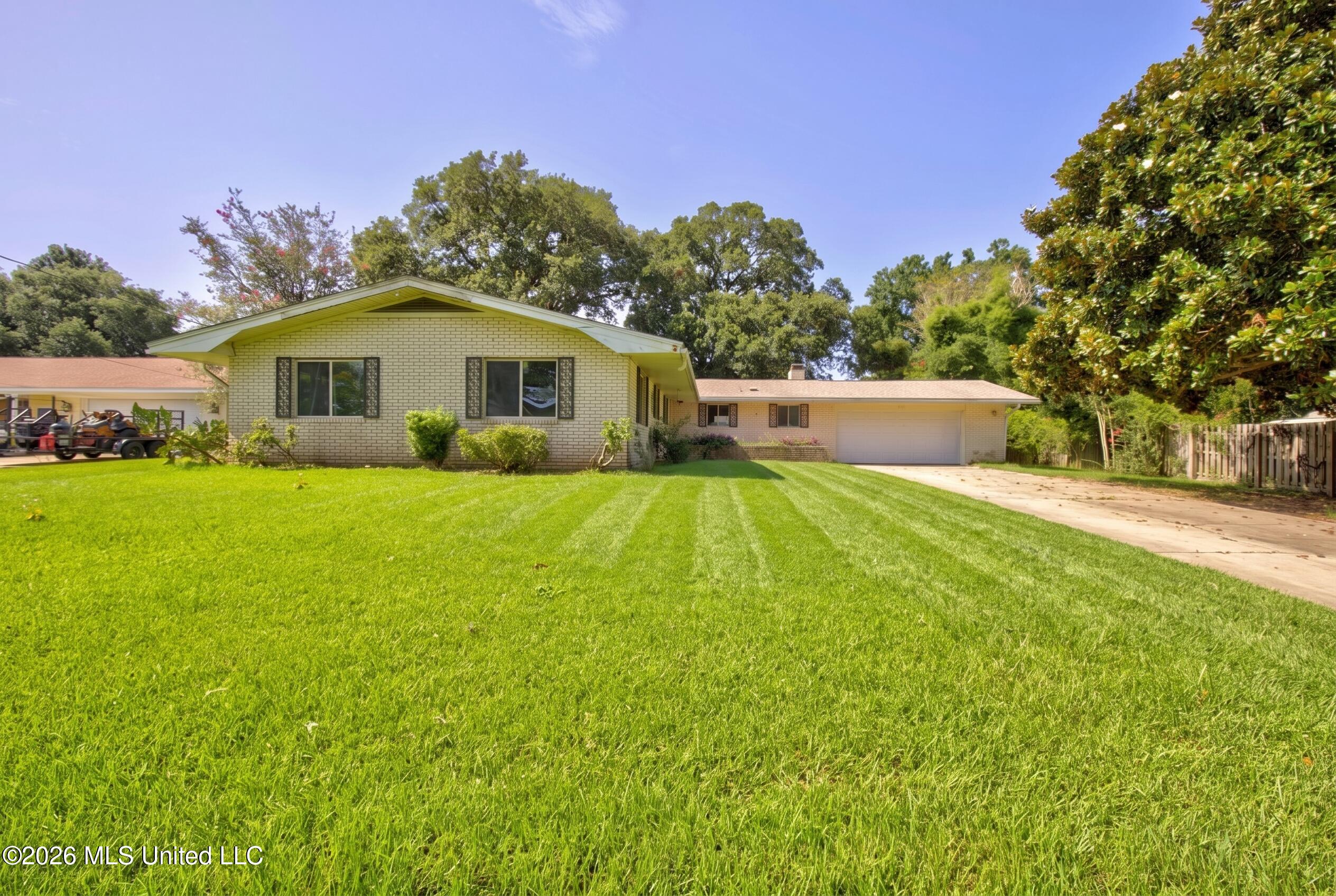 2421 Regency Drive Property Photo 2