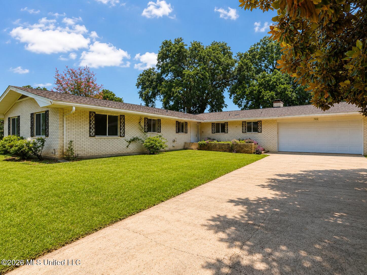 2421 Regency Drive Property Photo 4