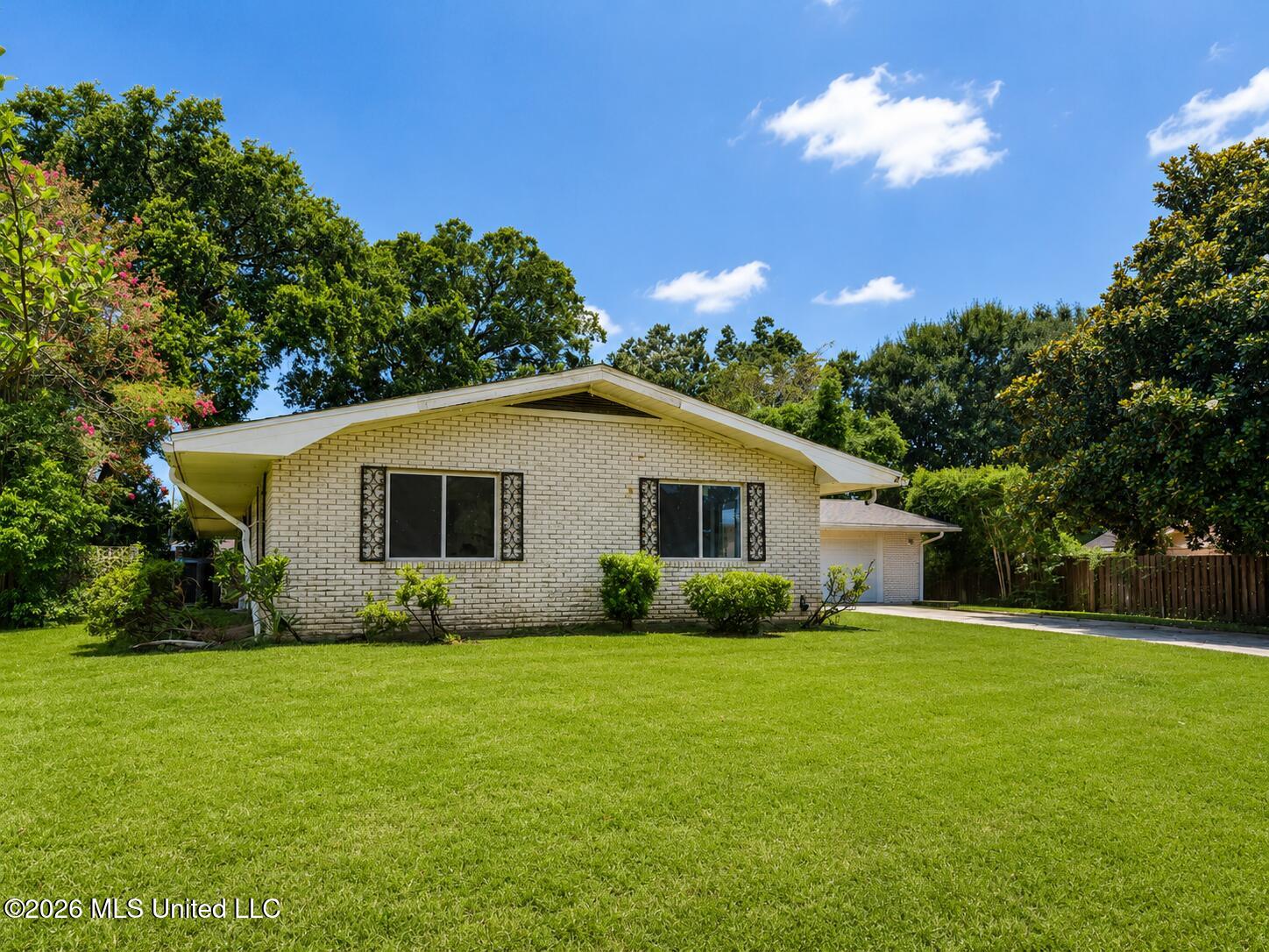 2421 Regency Drive Property Photo 5