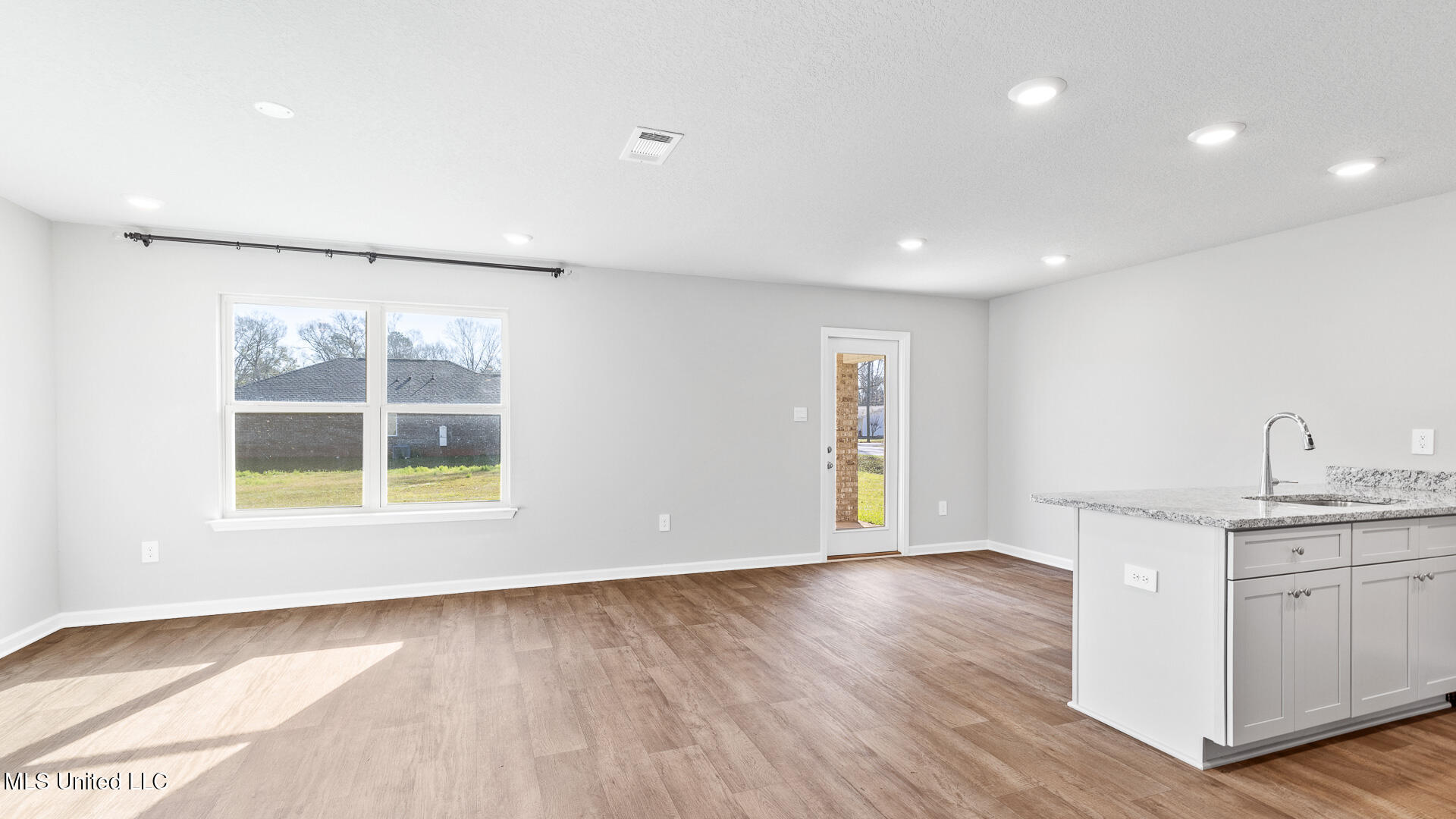 13427 Grove Cove Property Photo 3