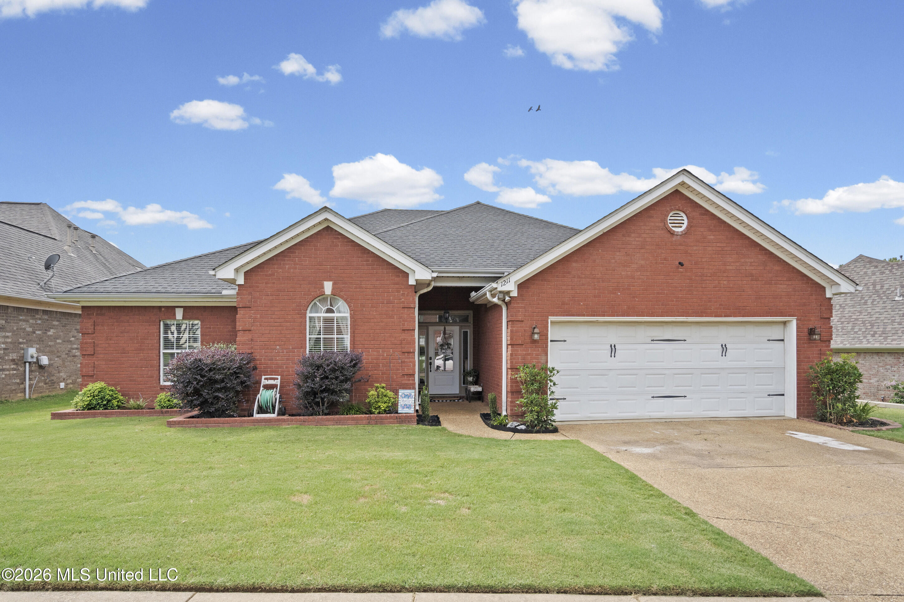 1211 E Cross Creek Drive Property Photo 1