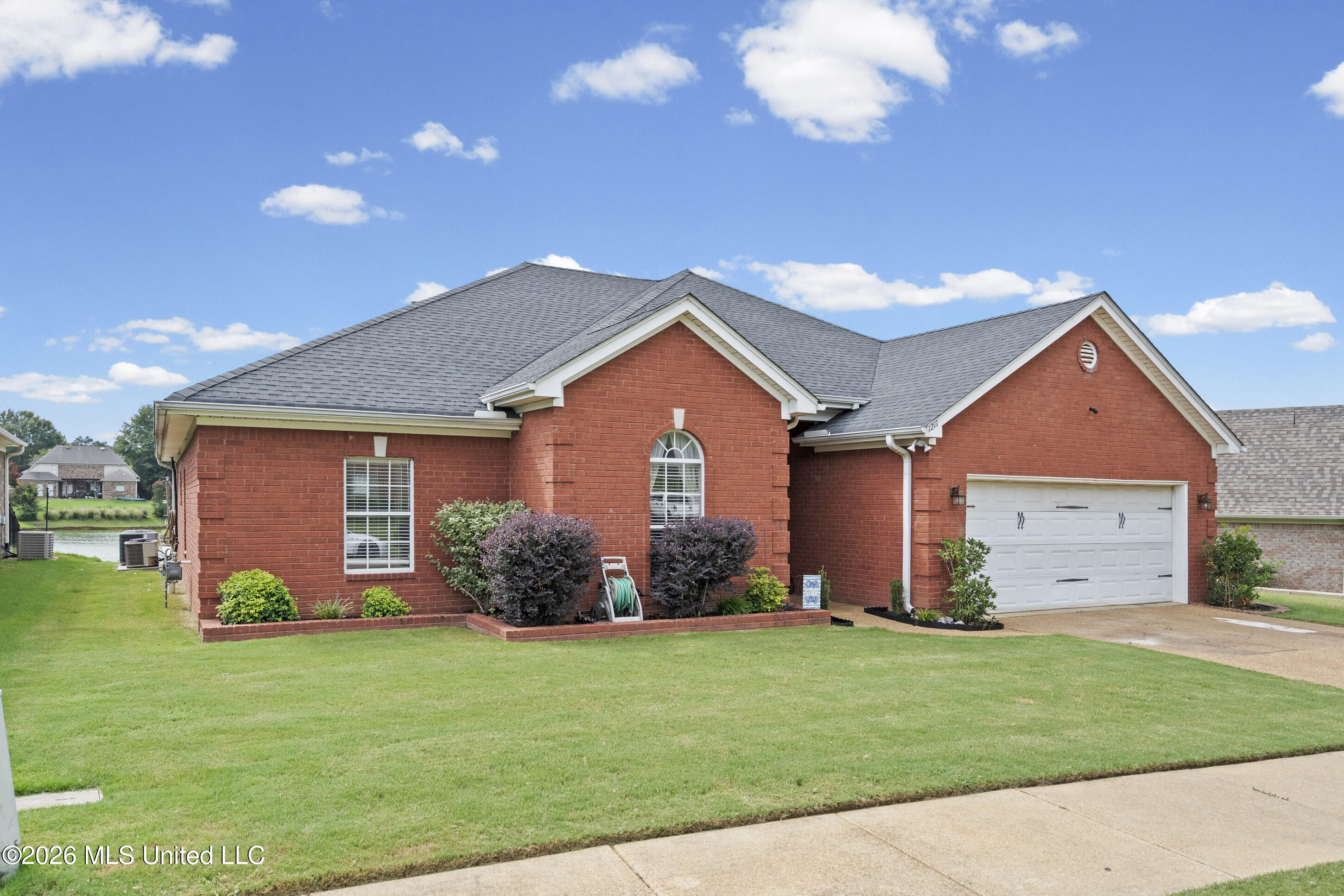 1211 E Cross Creek Drive Property Photo 2
